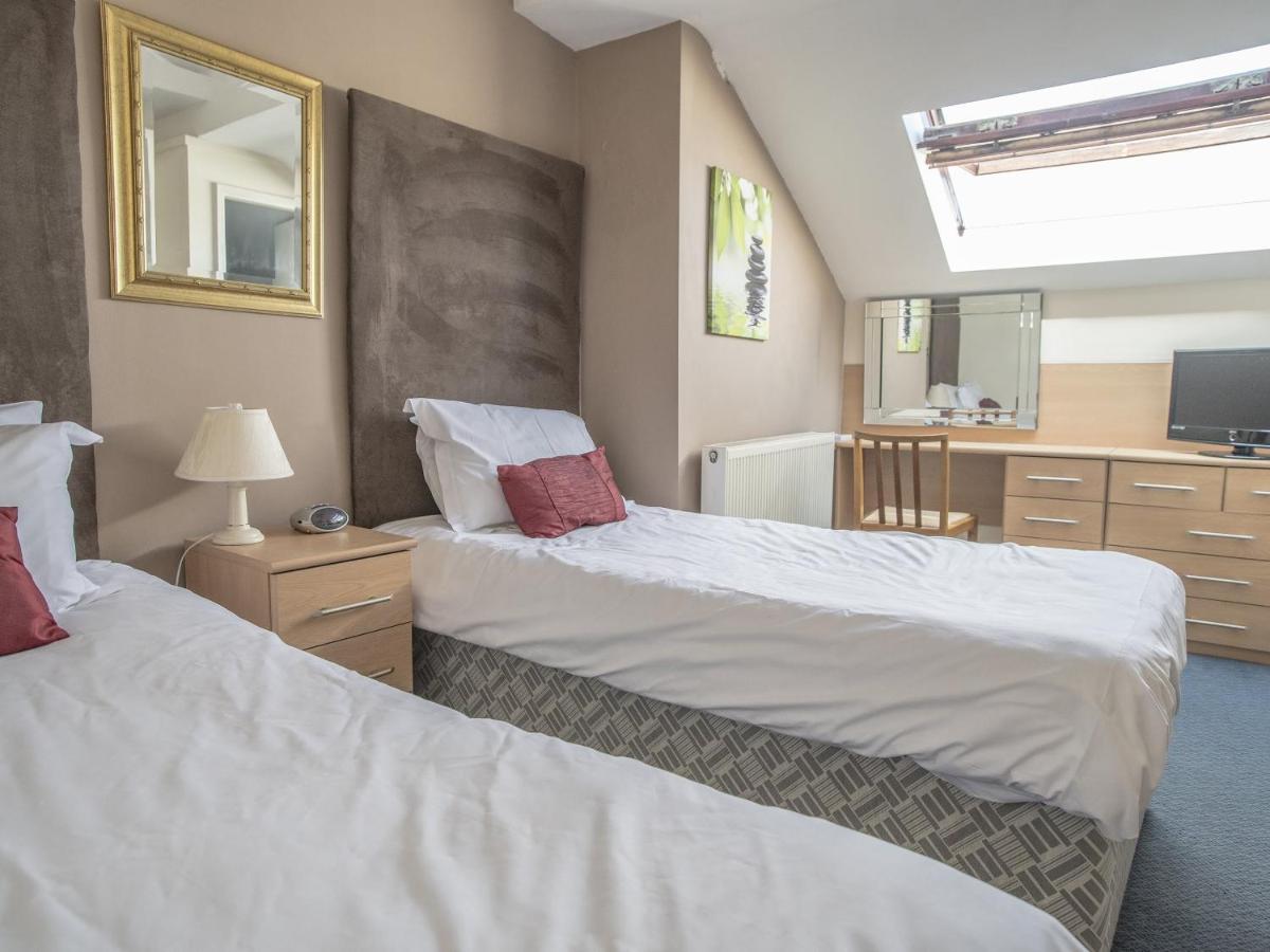 Twin Room with Private Bathroom photo 1