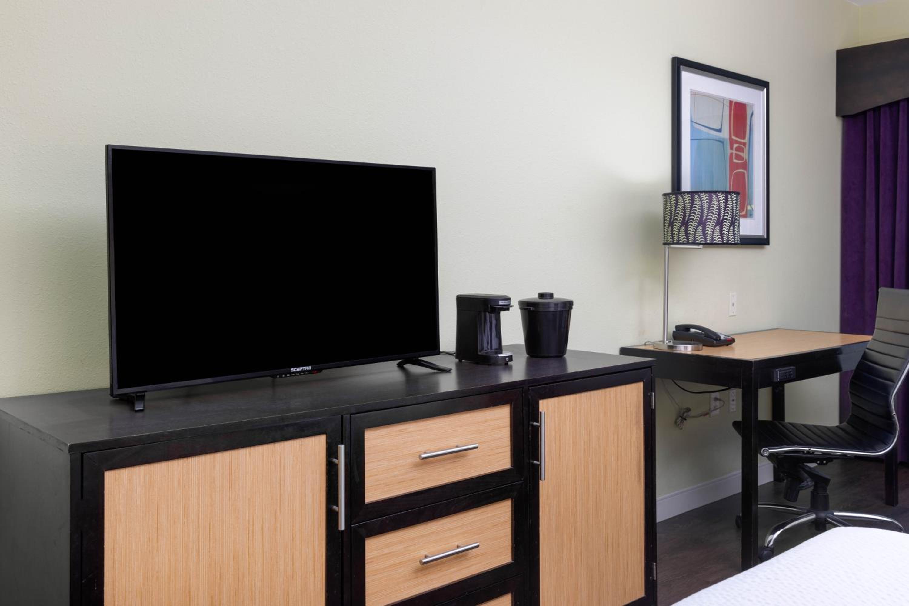 Deluxe Queen Room with Two Queen Beds - Photo 5