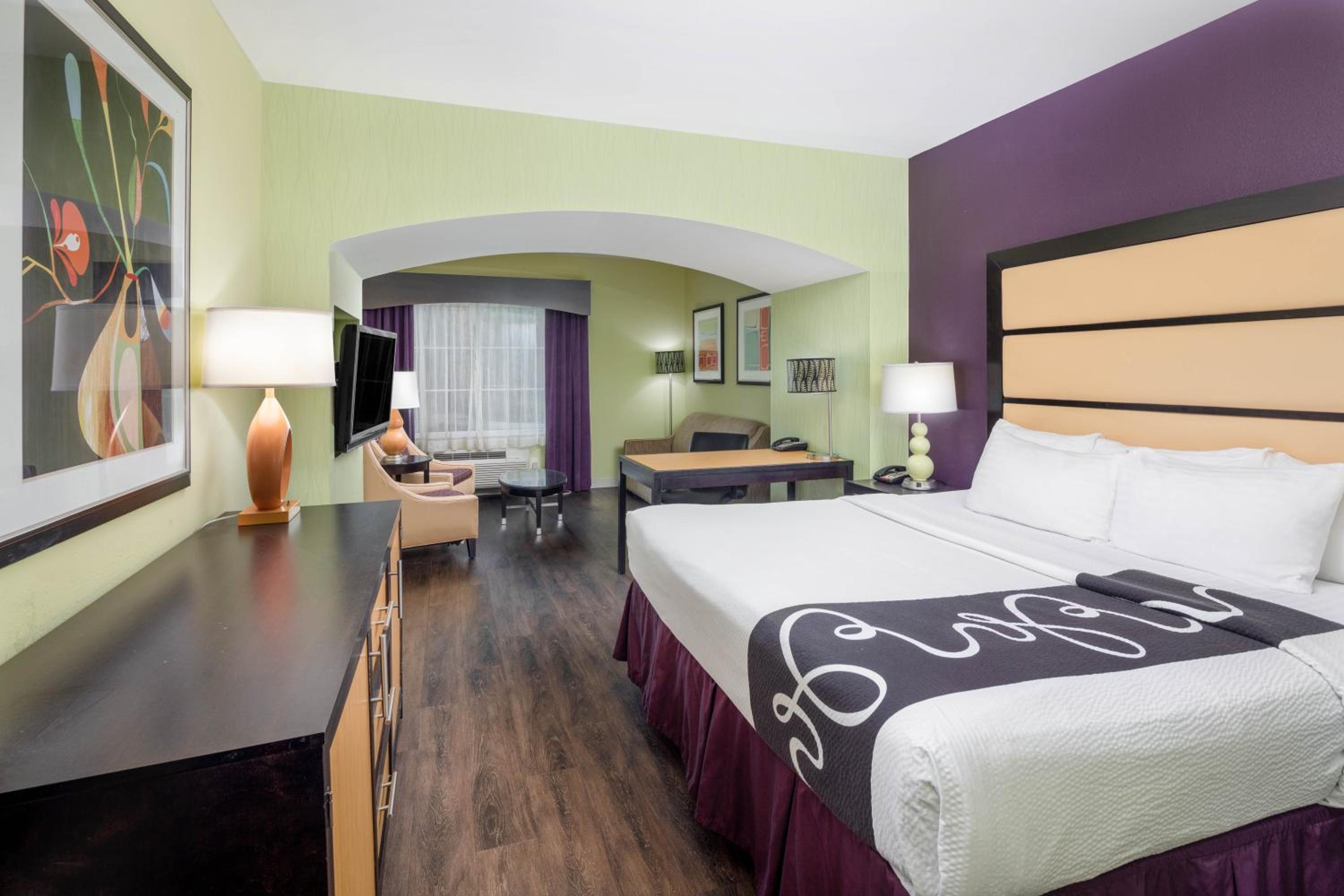 King Room with Bathtub with Grab Bars - Mobility/Hearing Accessible/Non-Smoking - Photo 1