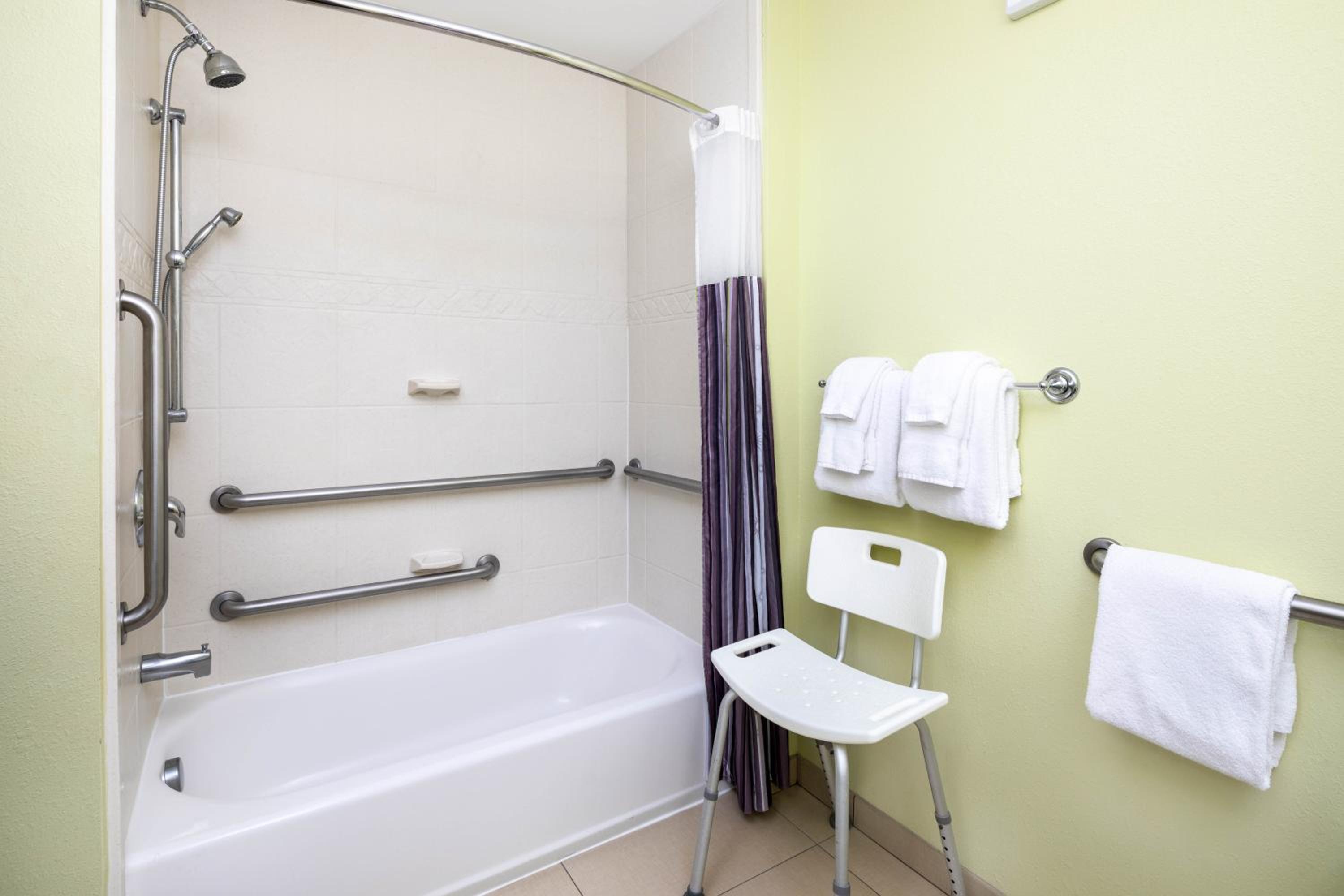 King Room with Bathtub with Grab Bars - Mobility/Hearing Accessible/Non-Smoking - Photo 5