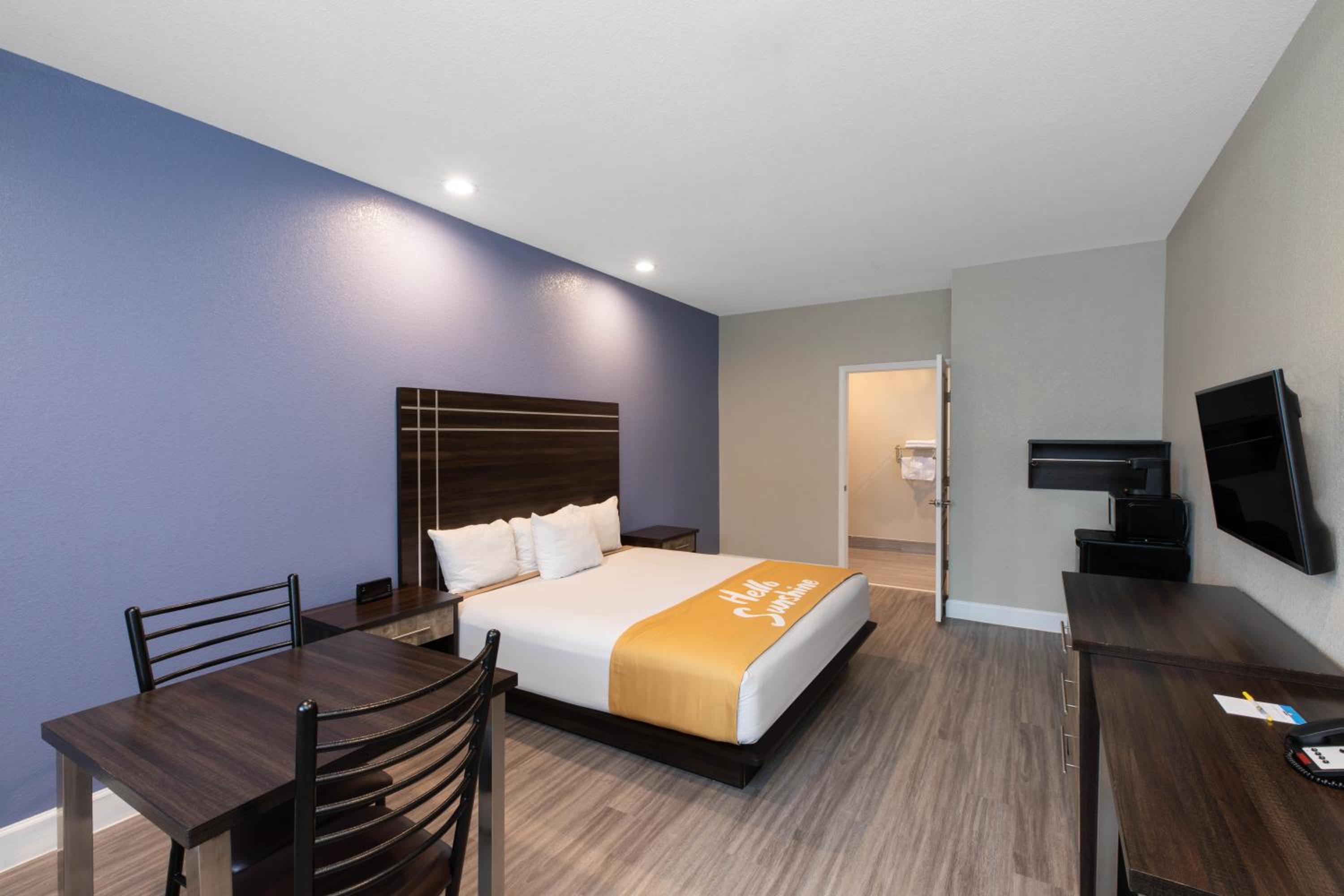 King Room with Roll-In Shower - Mobility/Hearing Accessible - Non-Smoking - Photo 4
