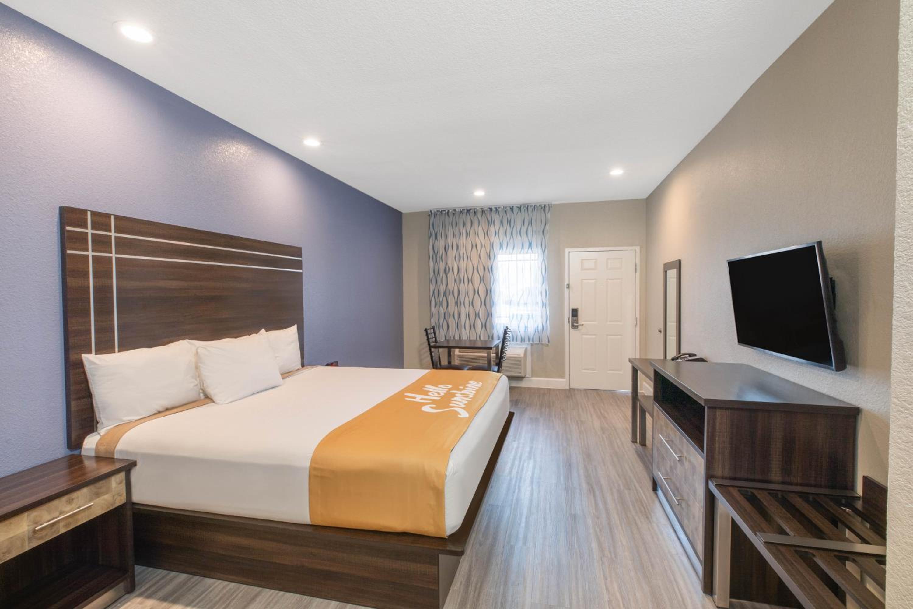 King Room with Roll-In Shower - Mobility/Hearing Accessible - Non-Smoking - Photo 1
