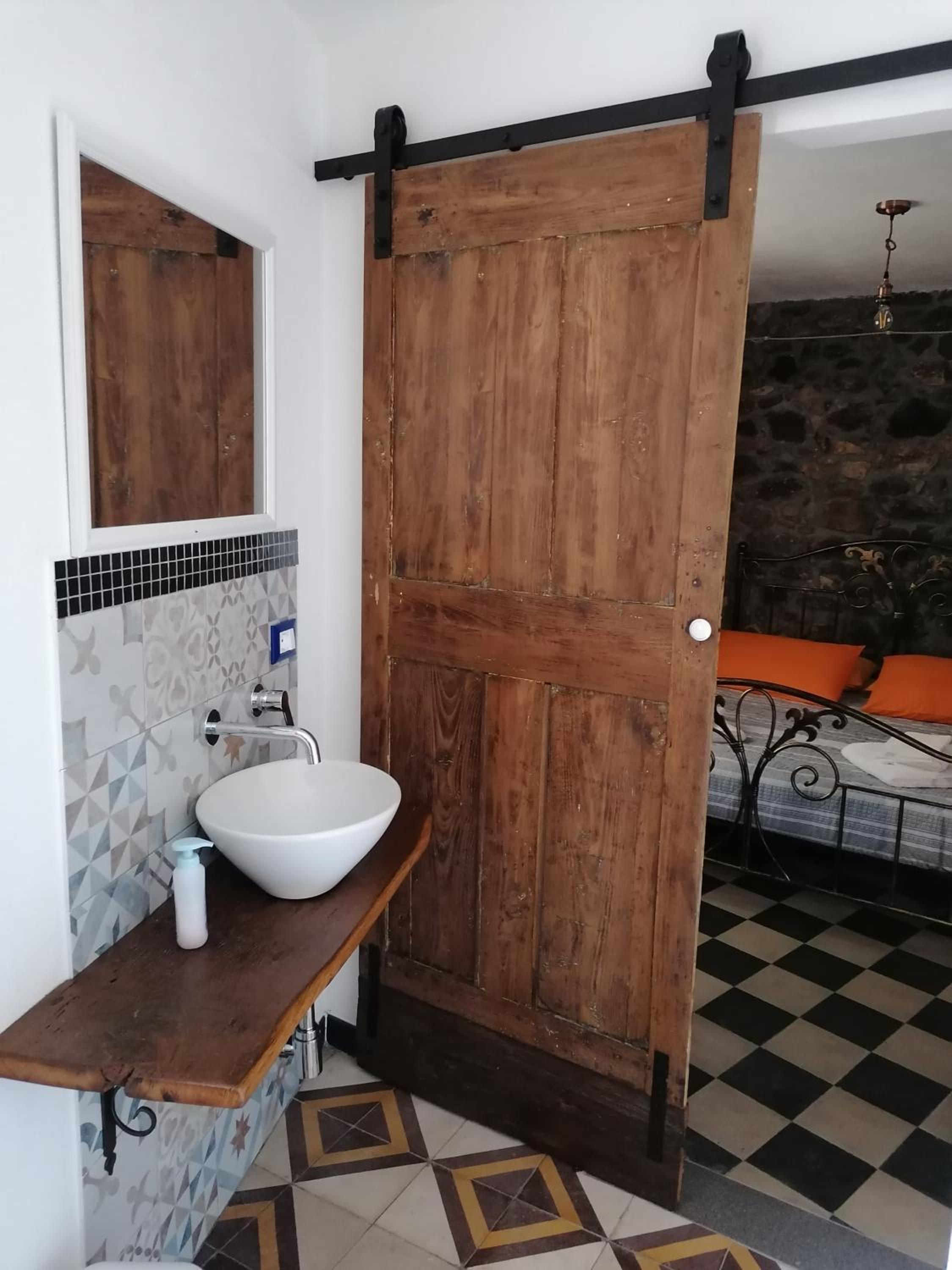 Double Room with Private Bathroom - Photo 3