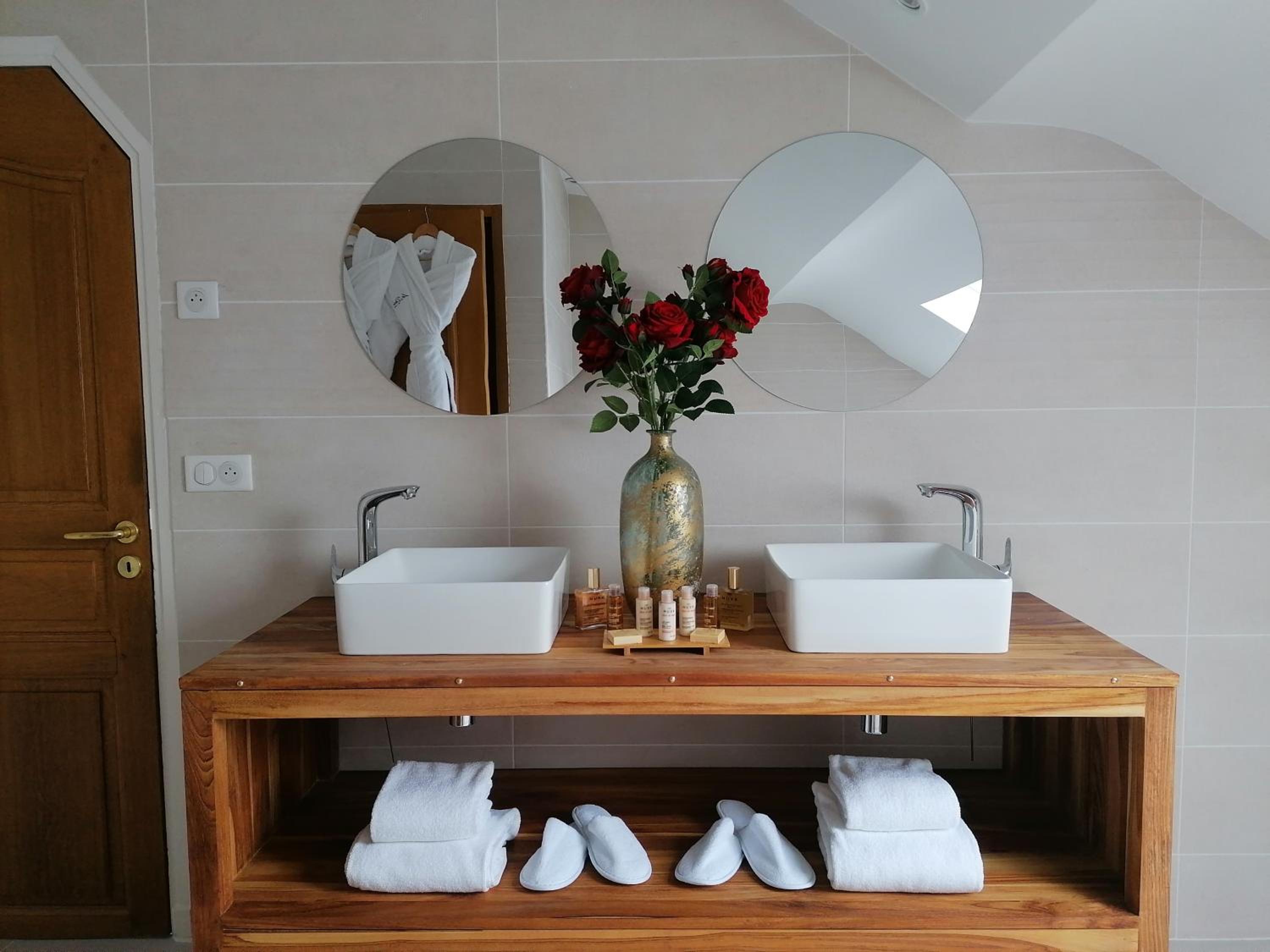 Superior Suite with Sea View - Photo 3