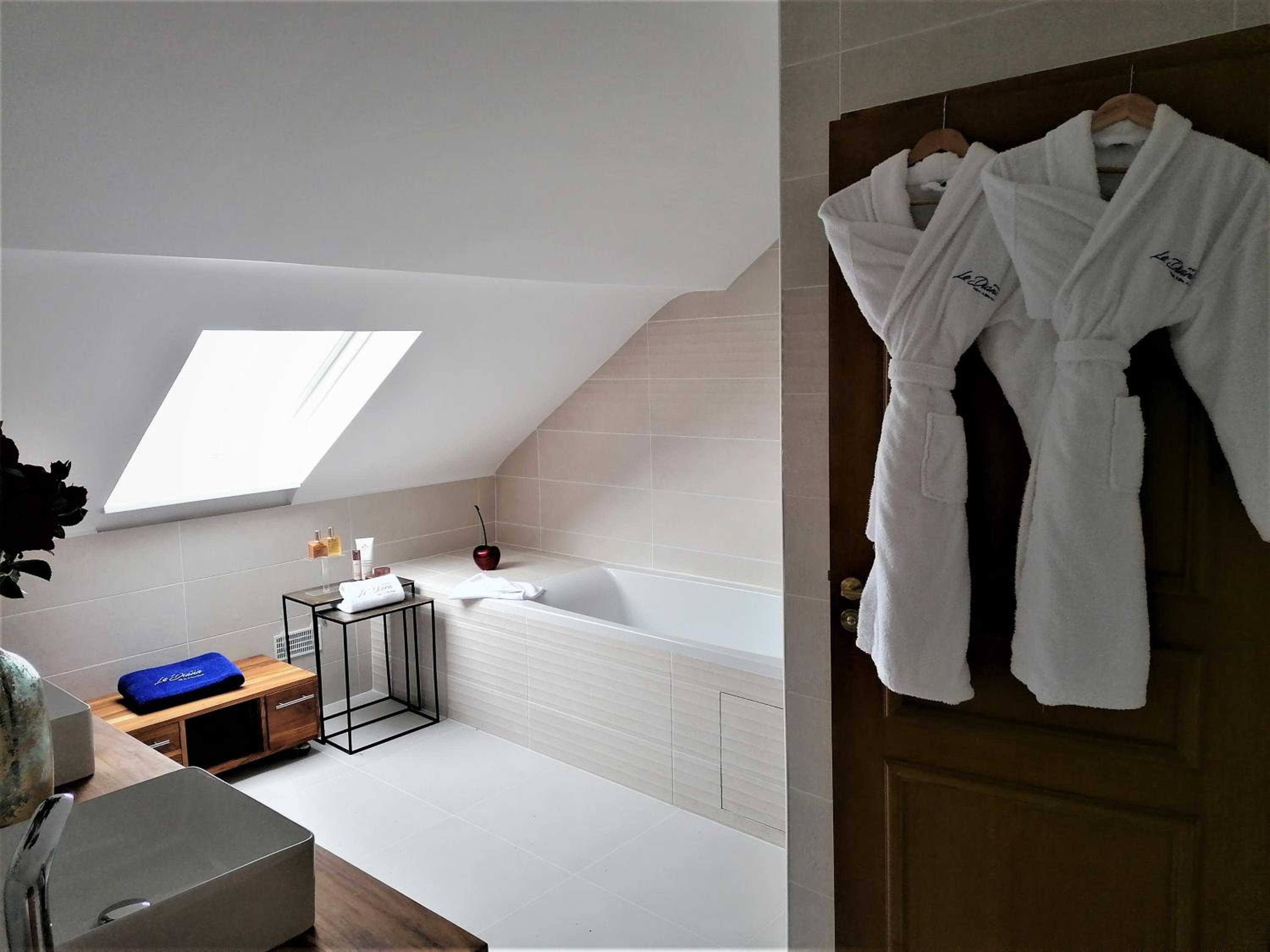 Superior Suite with Sea View - Photo 4