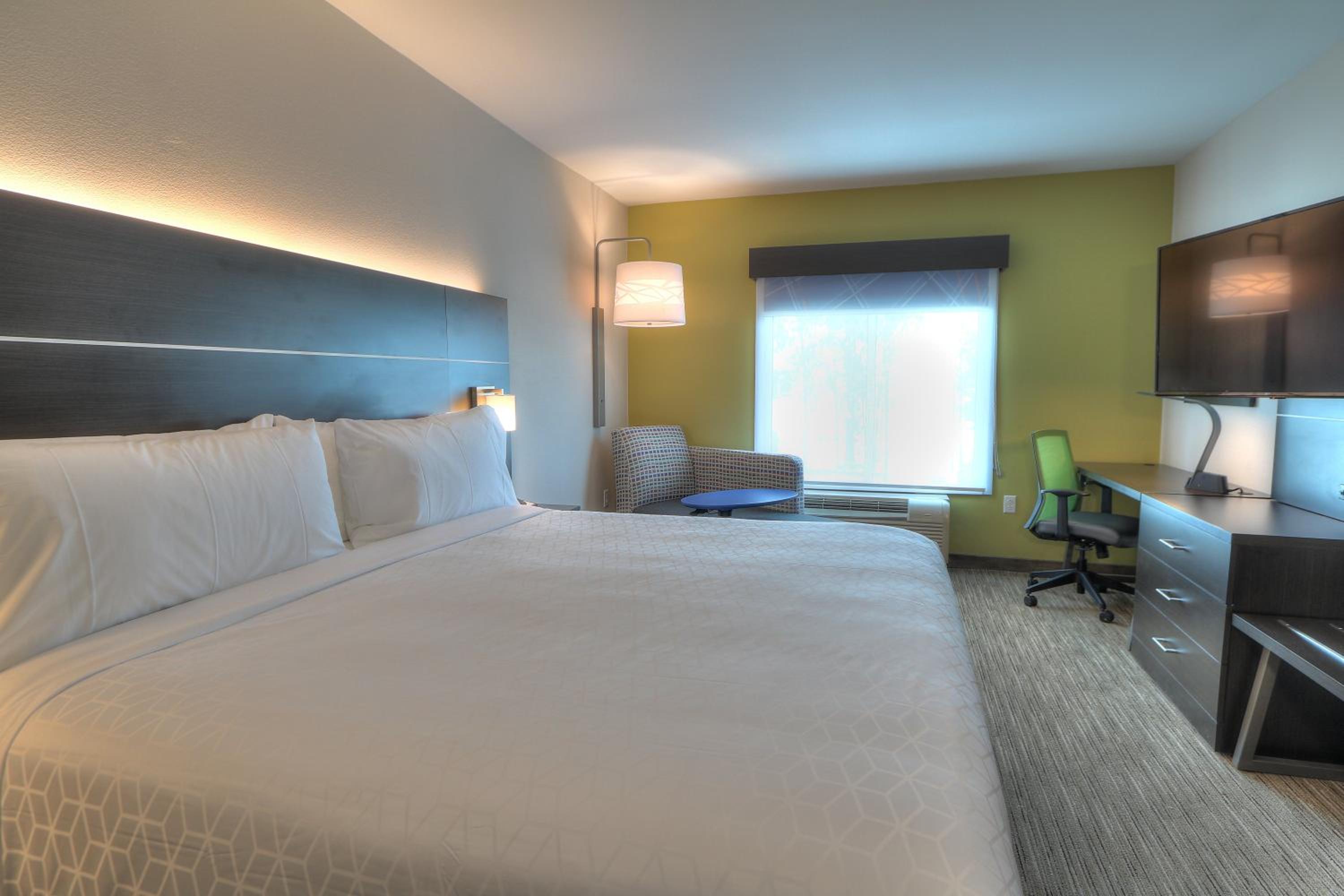 Standard King Room - Photo 5
