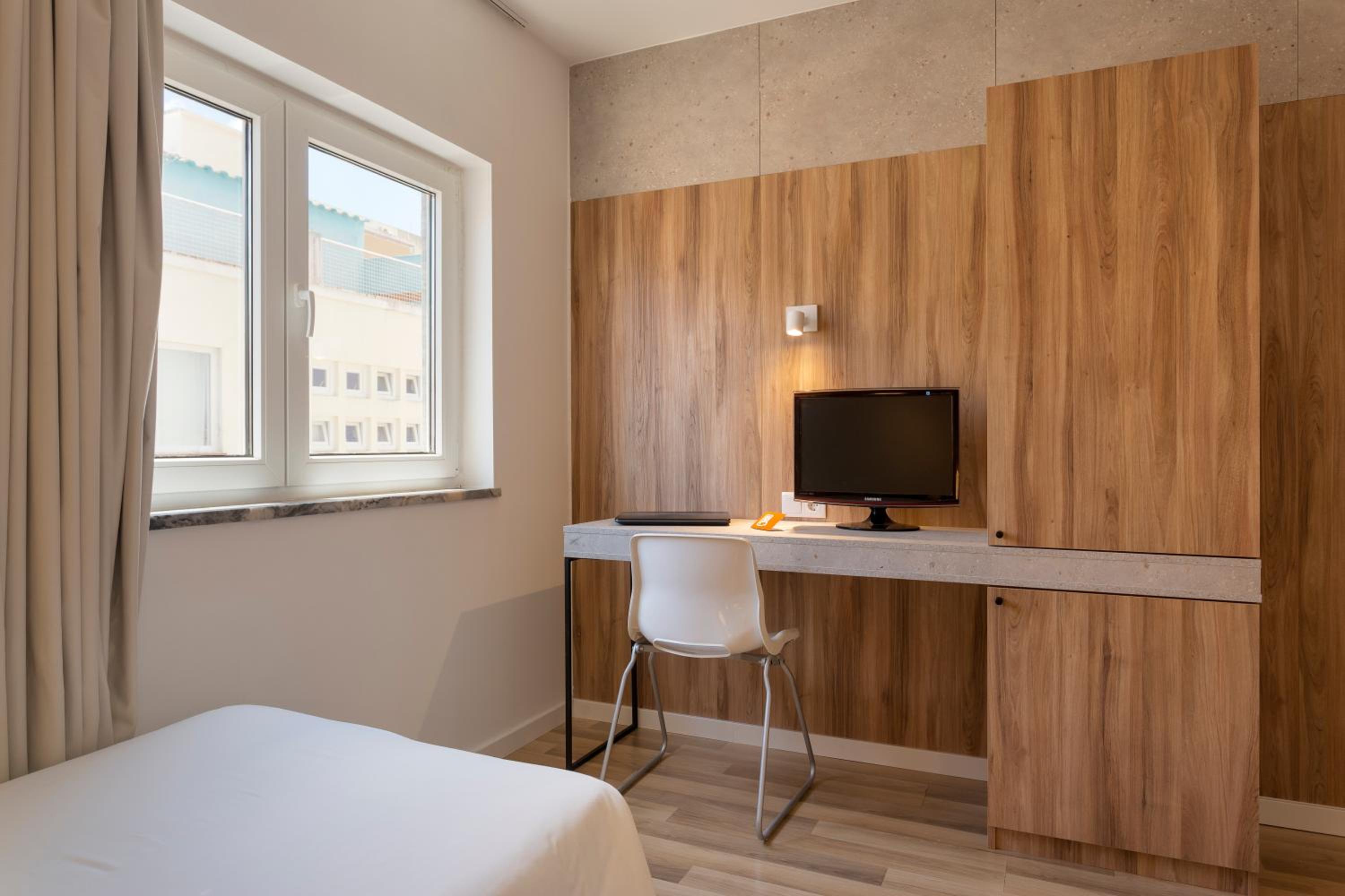 Standard Twin Room - Photo 9