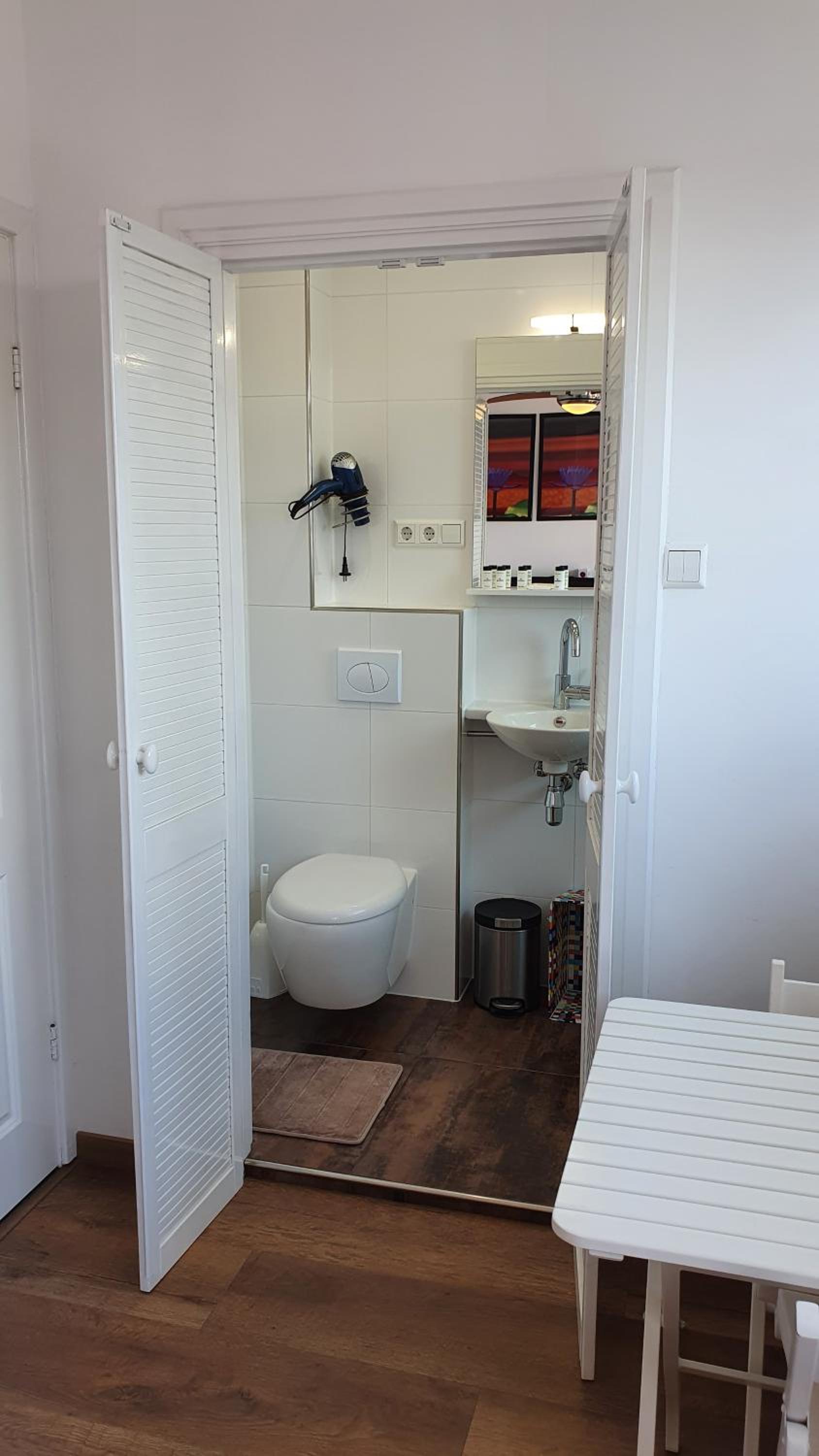 Double Room with Balcony - Photo 10