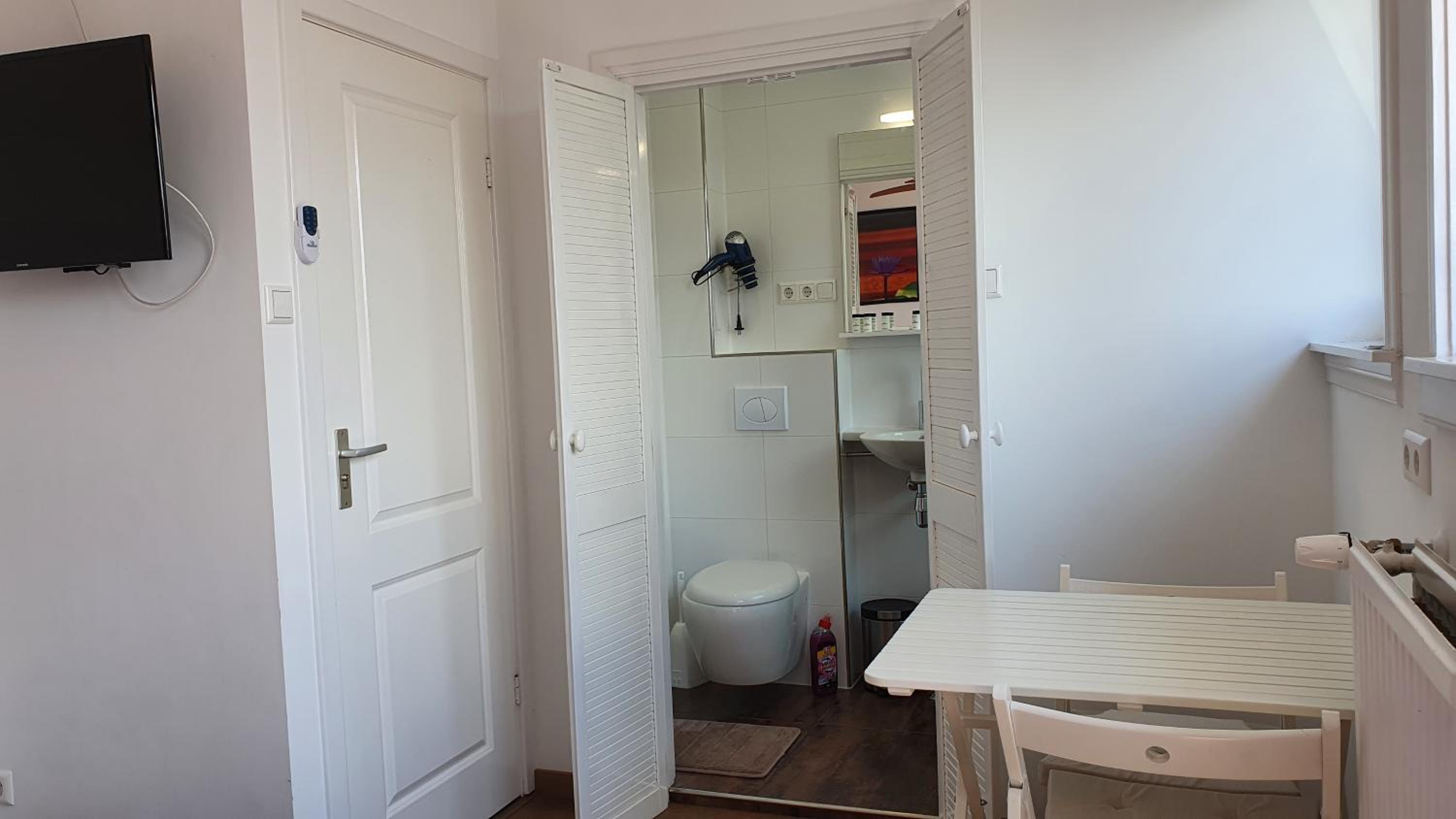 Double Room with Balcony - Photo 8