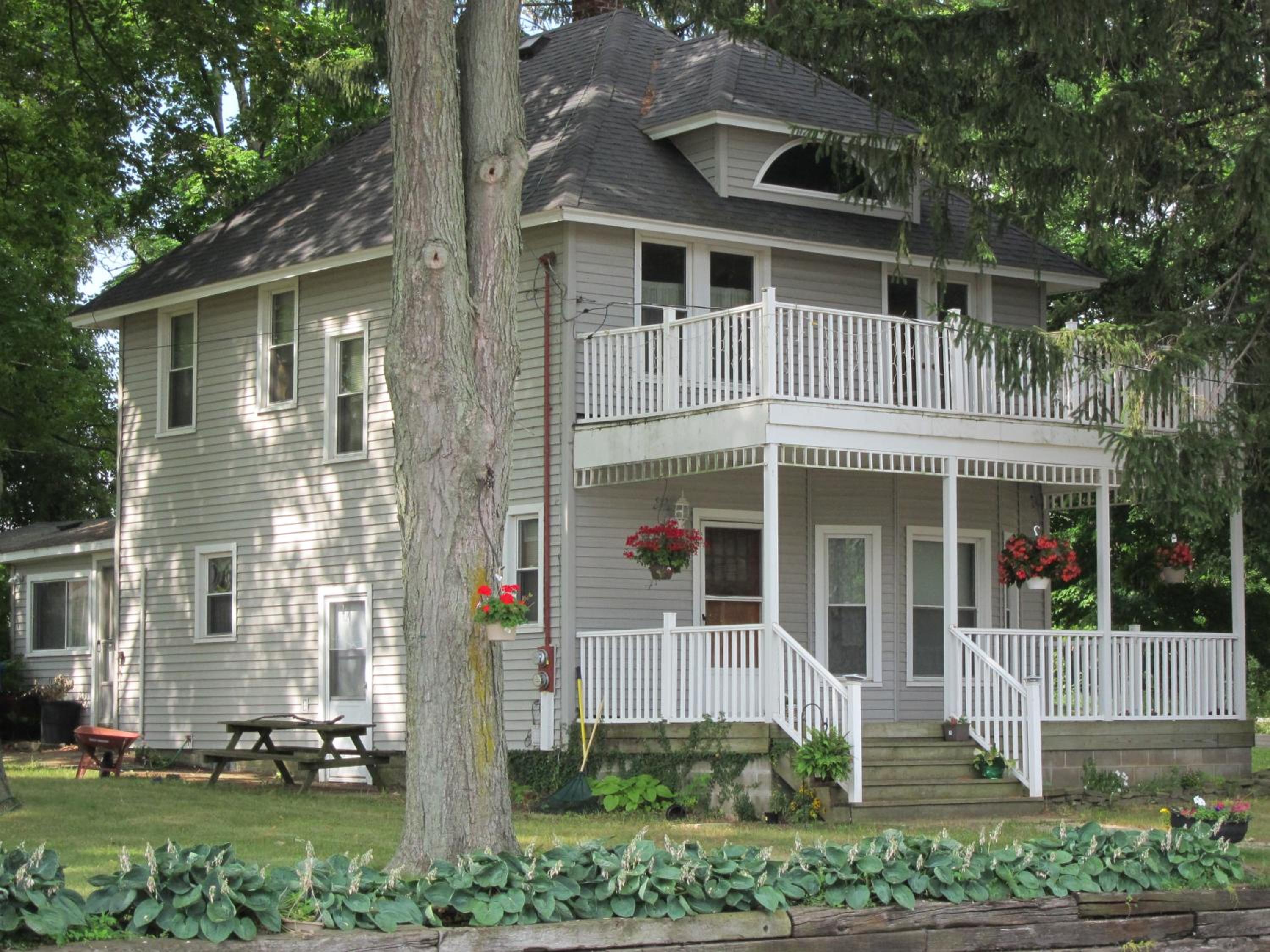 Deluxe Queen Suite - Photo 6