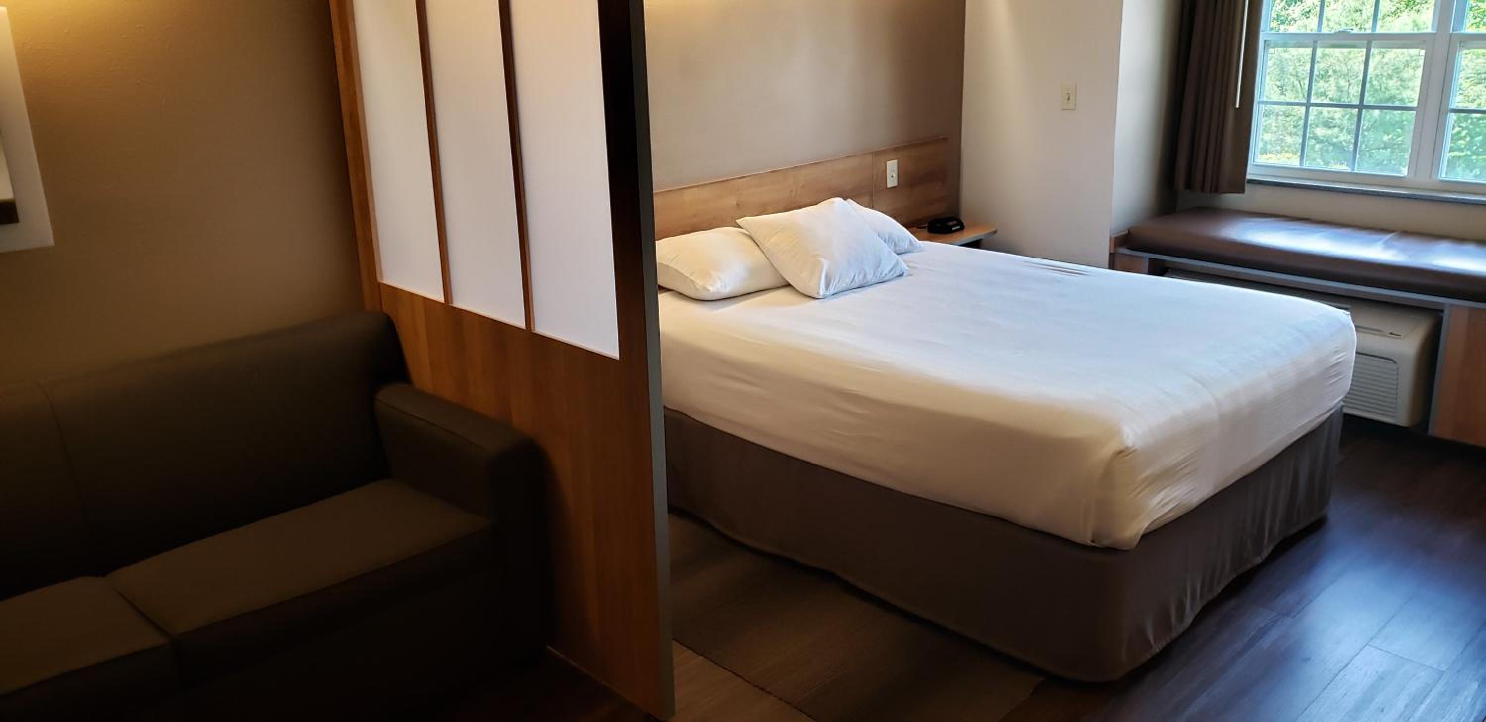 Studio Suite with a Queen Bed, Non-Smoking - Photo 3