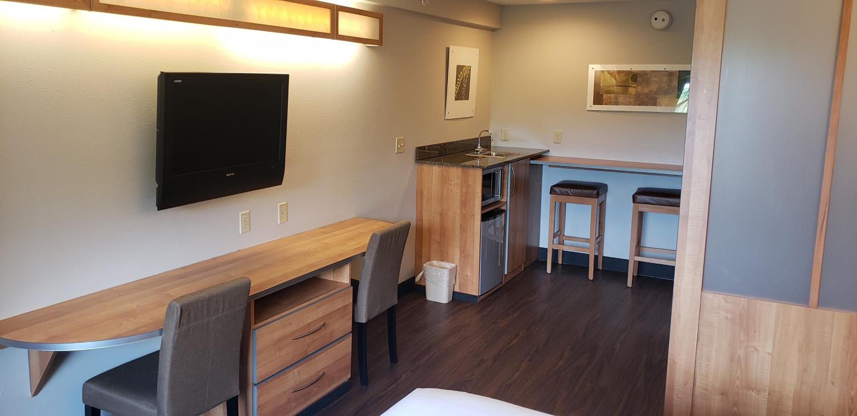 Studio Suite with a Queen Bed, Non-Smoking - Photo 1