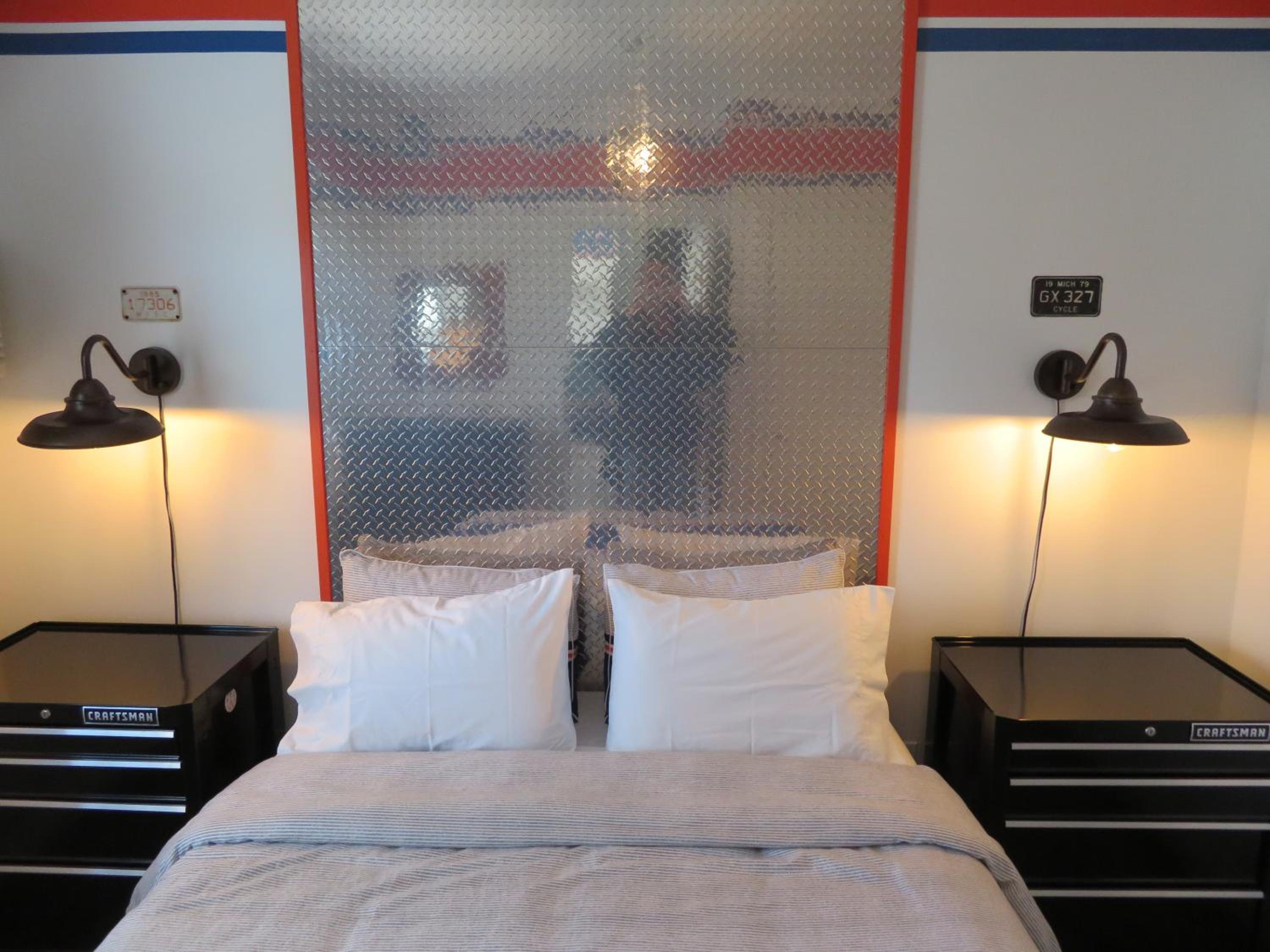 Deluxe Queen Suite - Photo 3