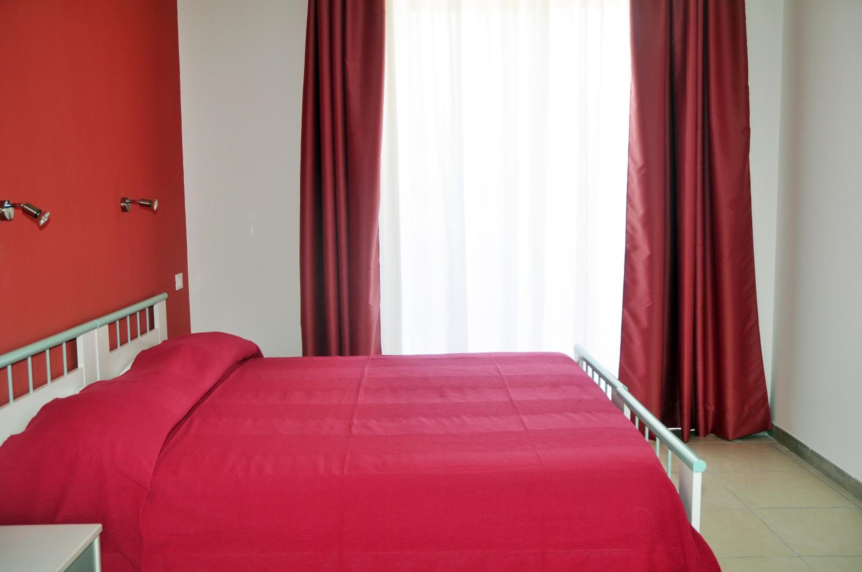 Double Room with Balcony - Photo 11