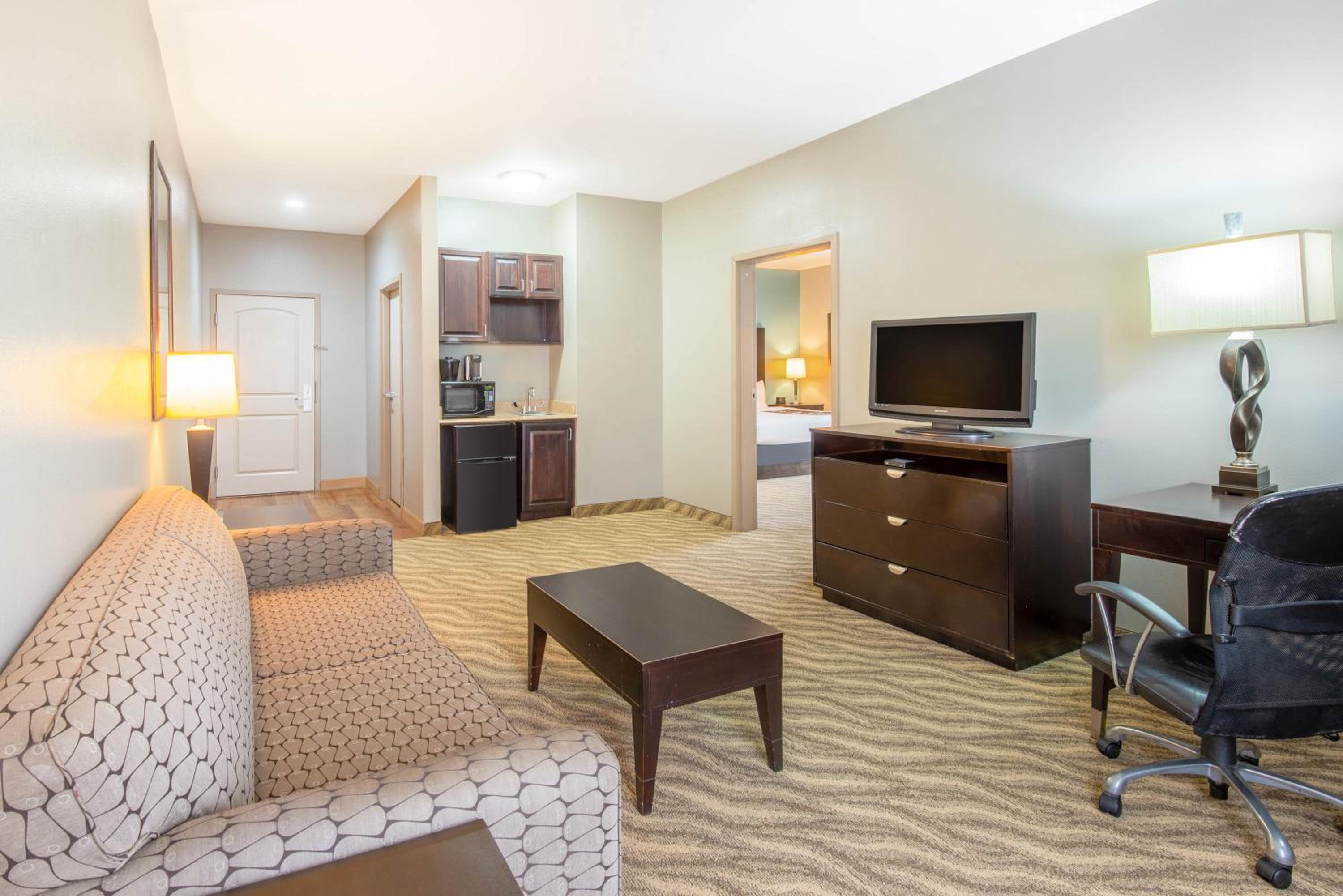 1 King Bed, Deluxe Executive Suite, Family Room, Countryside View, Non-Smoking  - Photo 2