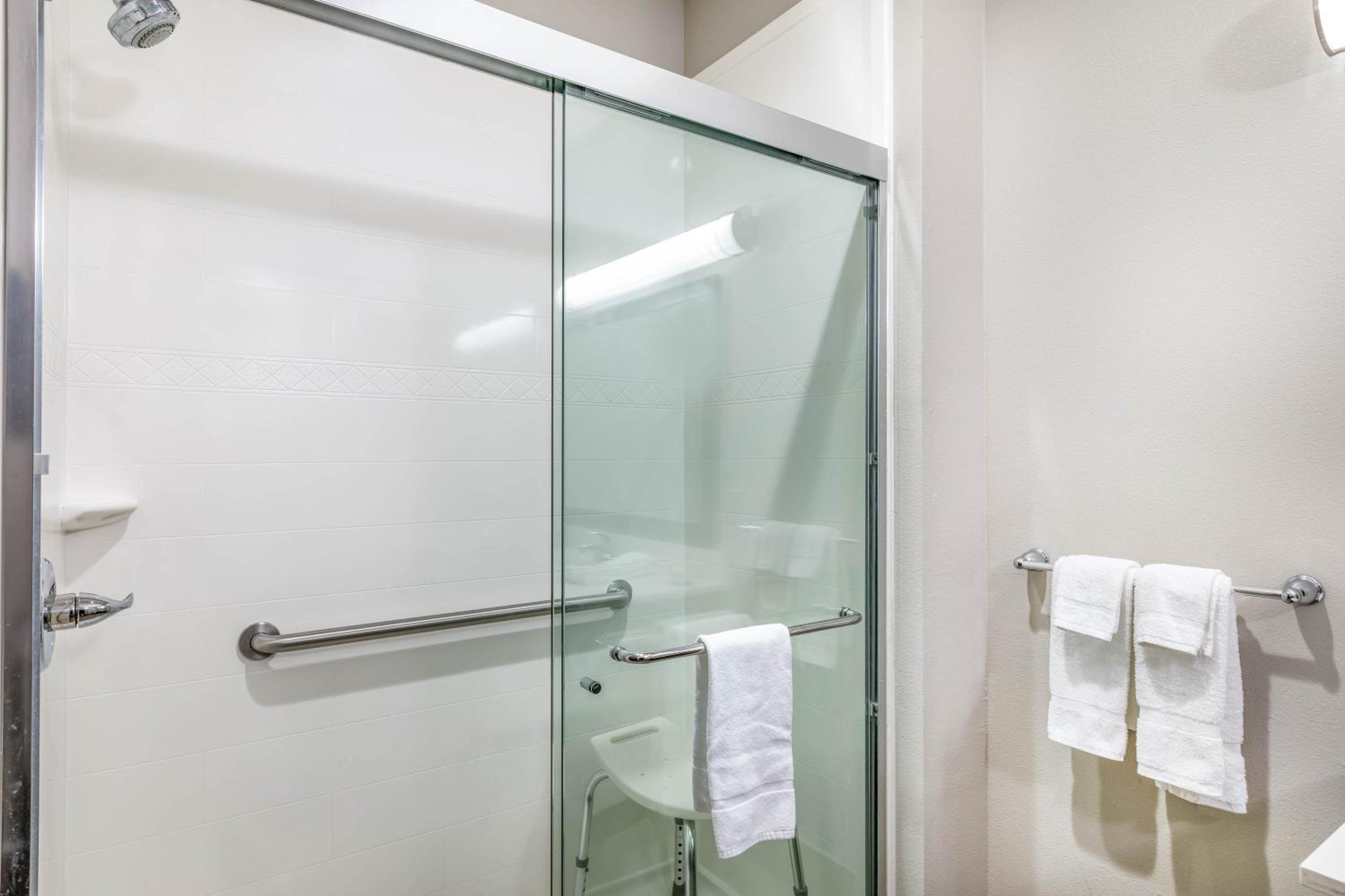 Quadruple Room with Two Queen Beds and Roll-In Shower - Disability Access/Non Smoking photo 3