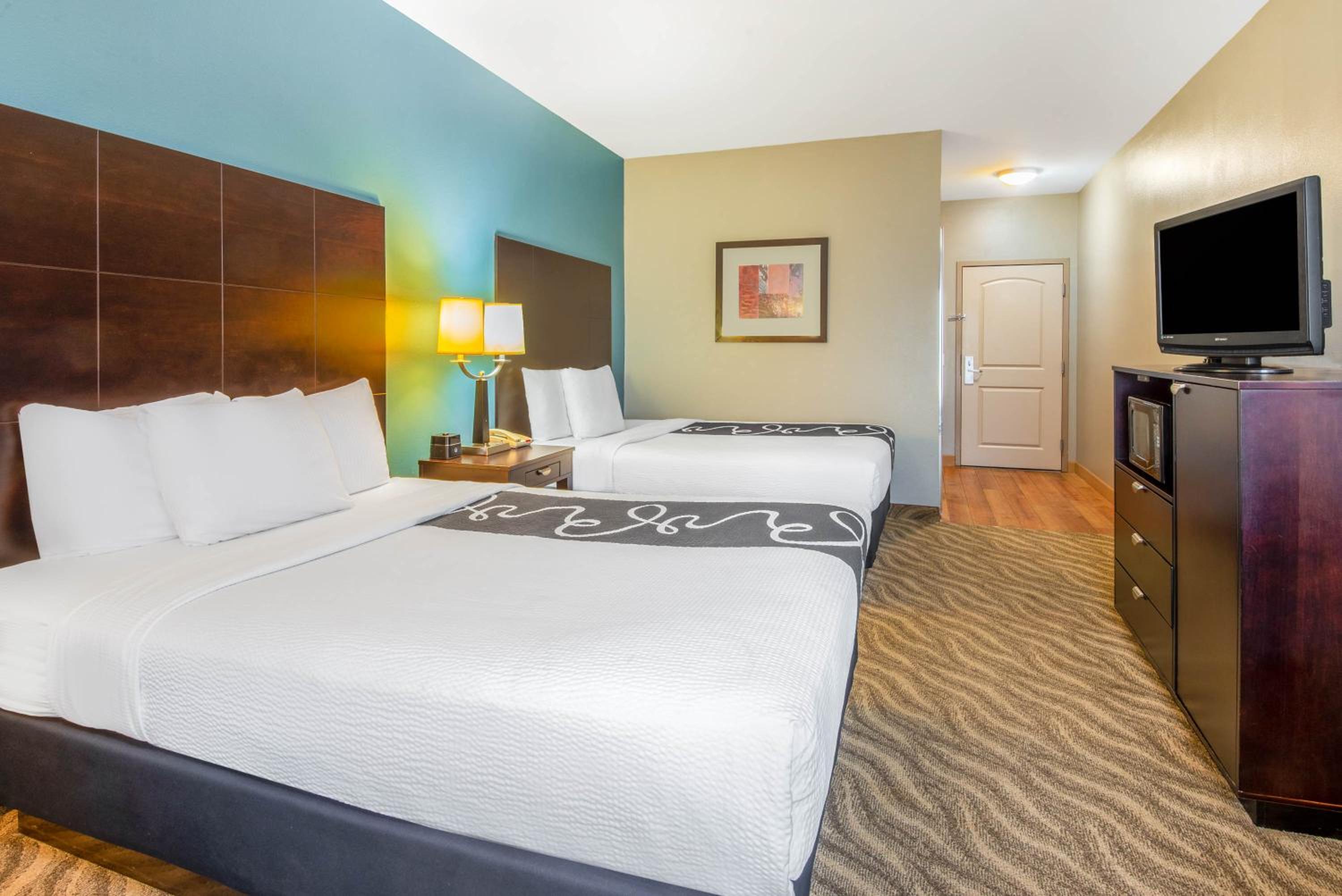 Deluxe Queen Room with Two Queen Beds - Photo 2