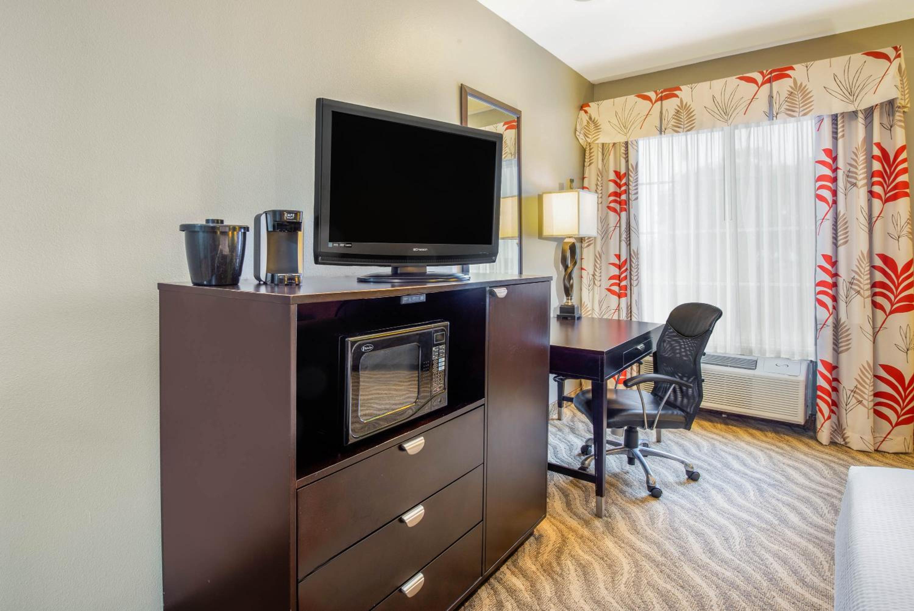 Deluxe King Room - Photo 6