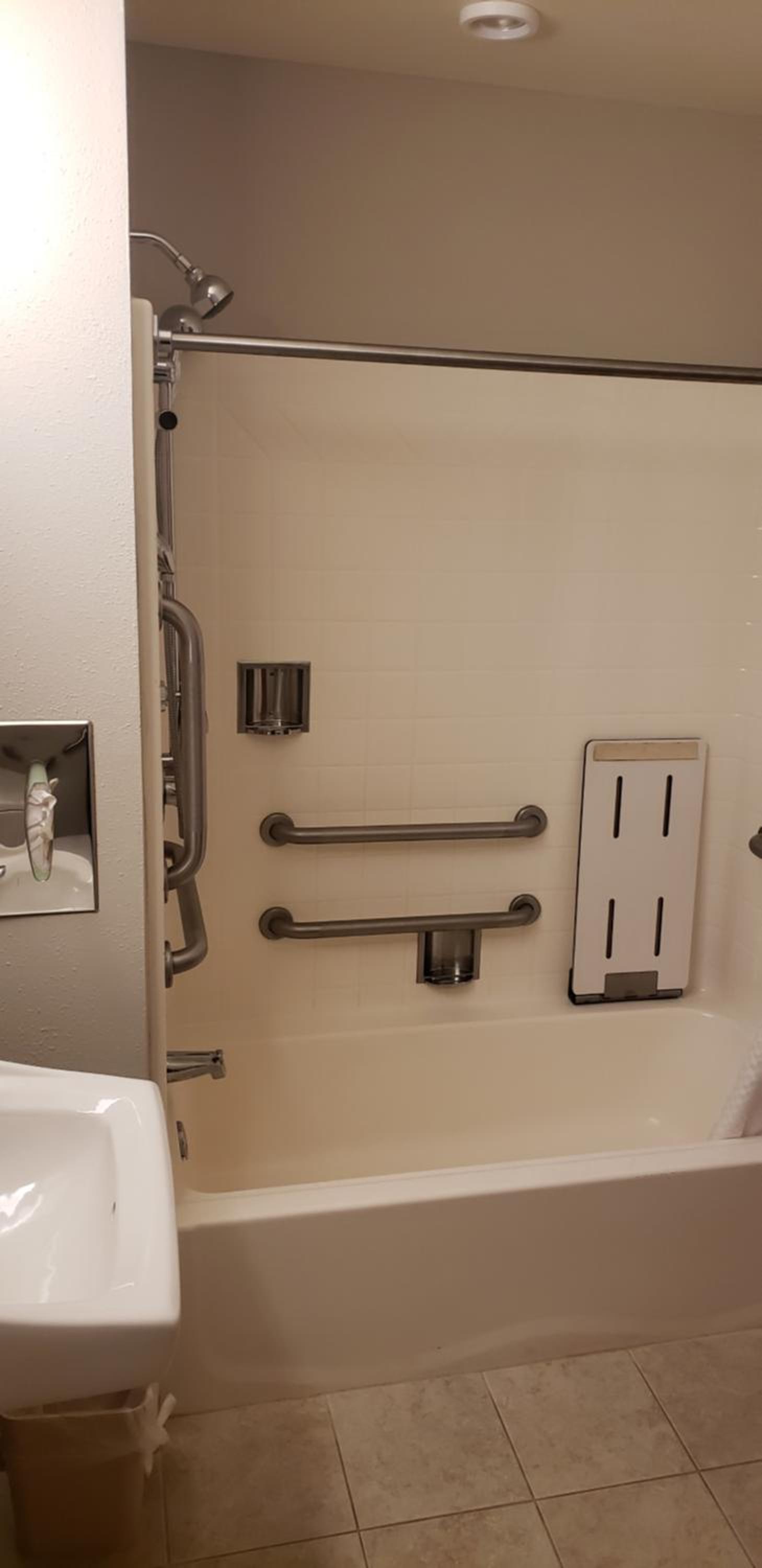 Queen Room with Two Queen Beds - Disability Access/Non-Smoking - Photo 4