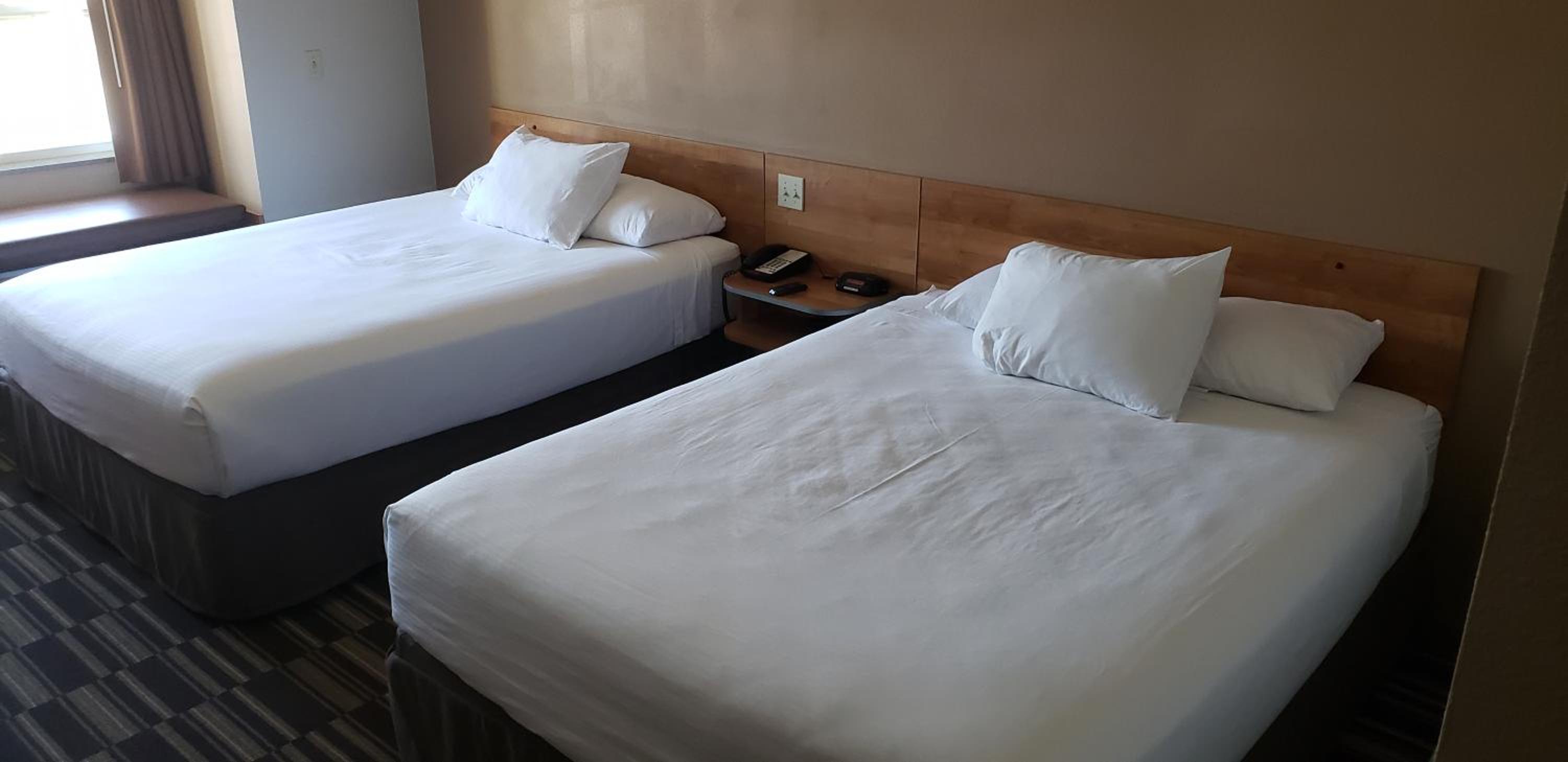 Deluxe Queen Room with Two Queen Beds - Non-Smoking - Photo 4