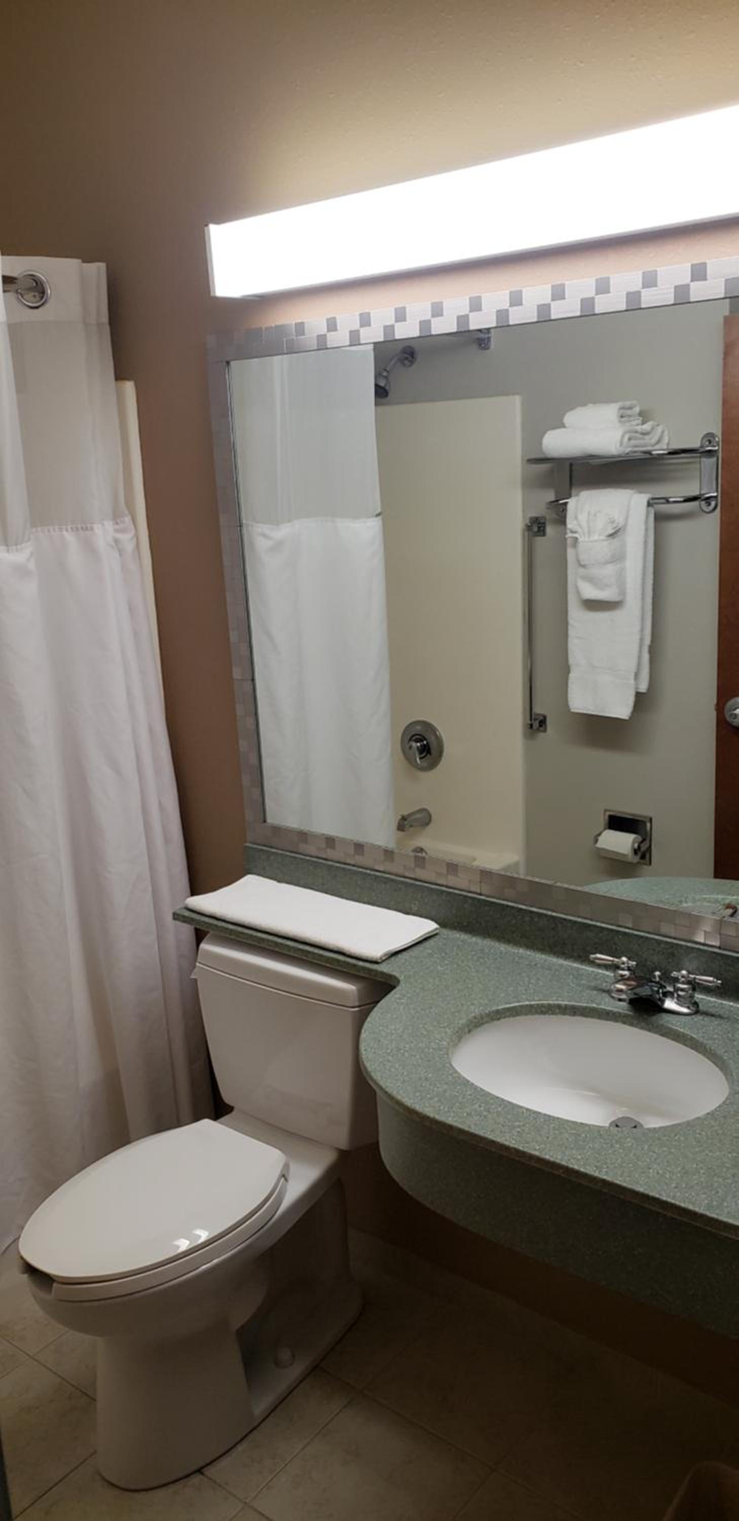 Deluxe Queen Room with Two Queen Beds - Non-Smoking - Photo 3