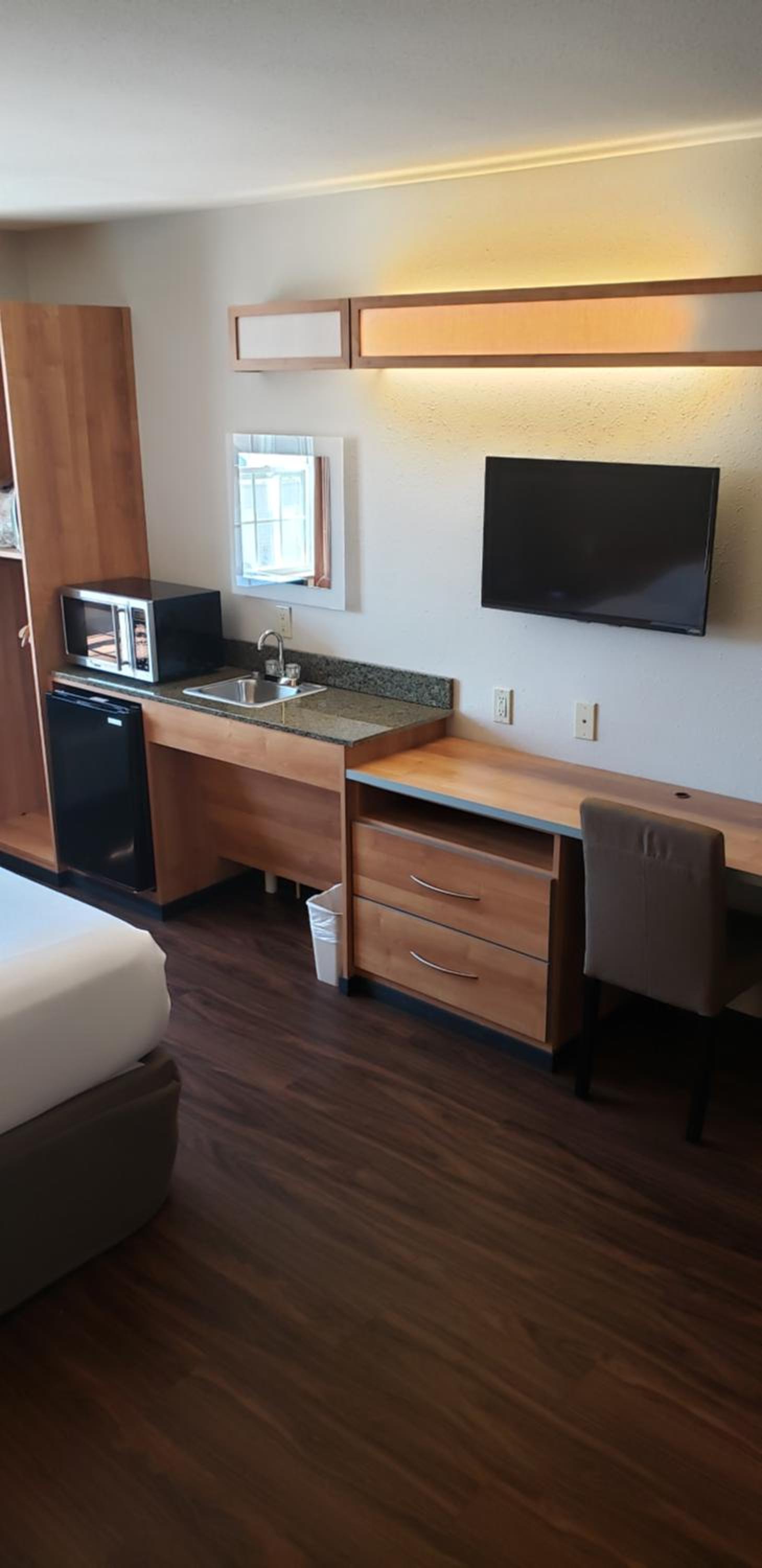 Accessible Studio Suite with 1 Queen Bed, Non-Smoking - Photo 1