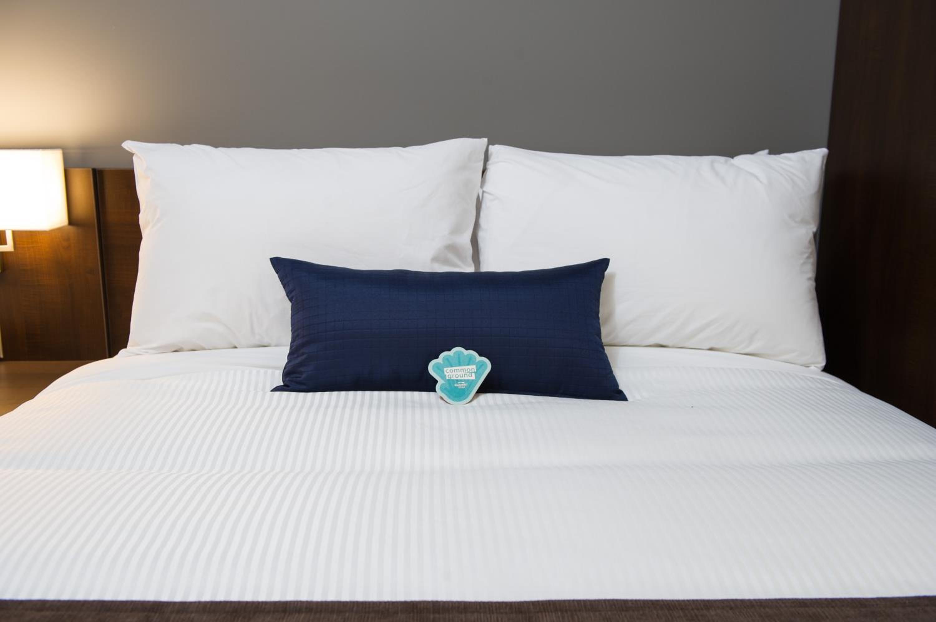 Business Queen Room with Sofa Bed - Non-Smoking photo 2