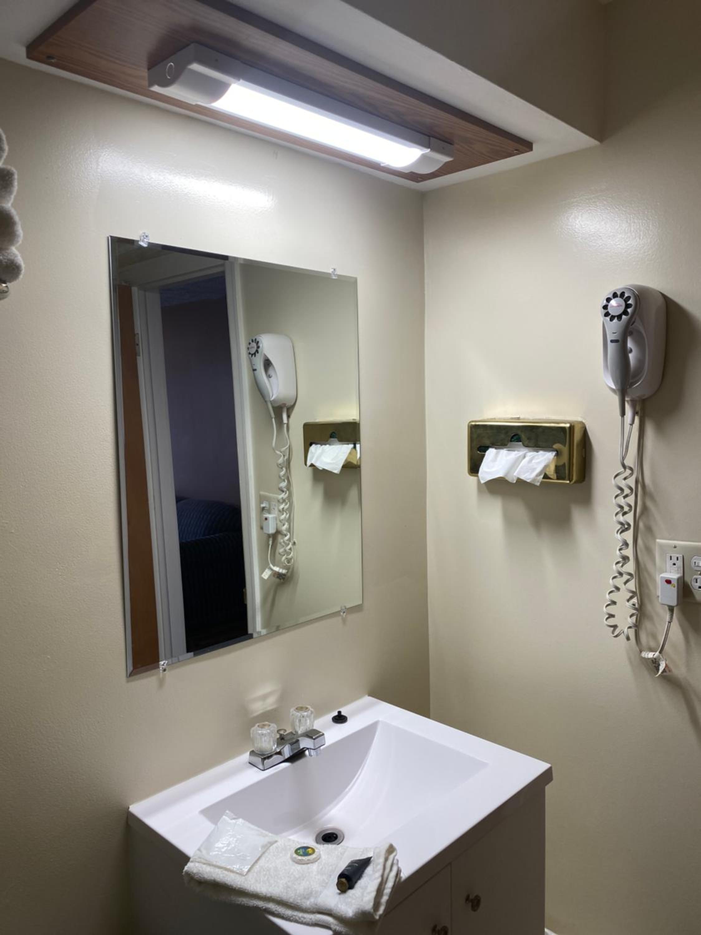 King Room - Non-Smoking - Photo 6