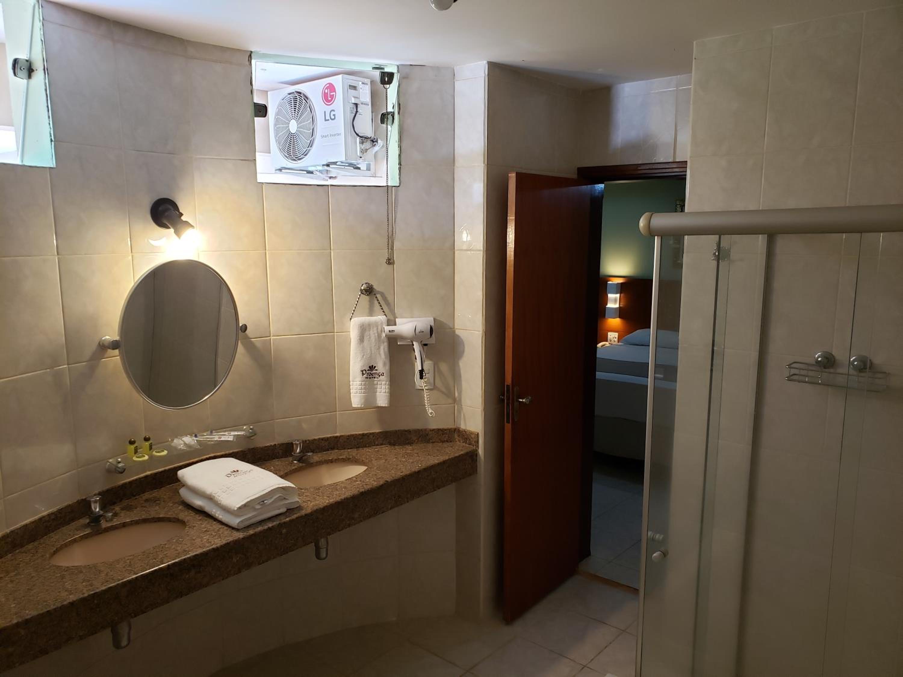 Deluxe King Suite with Spa Bath photo 3