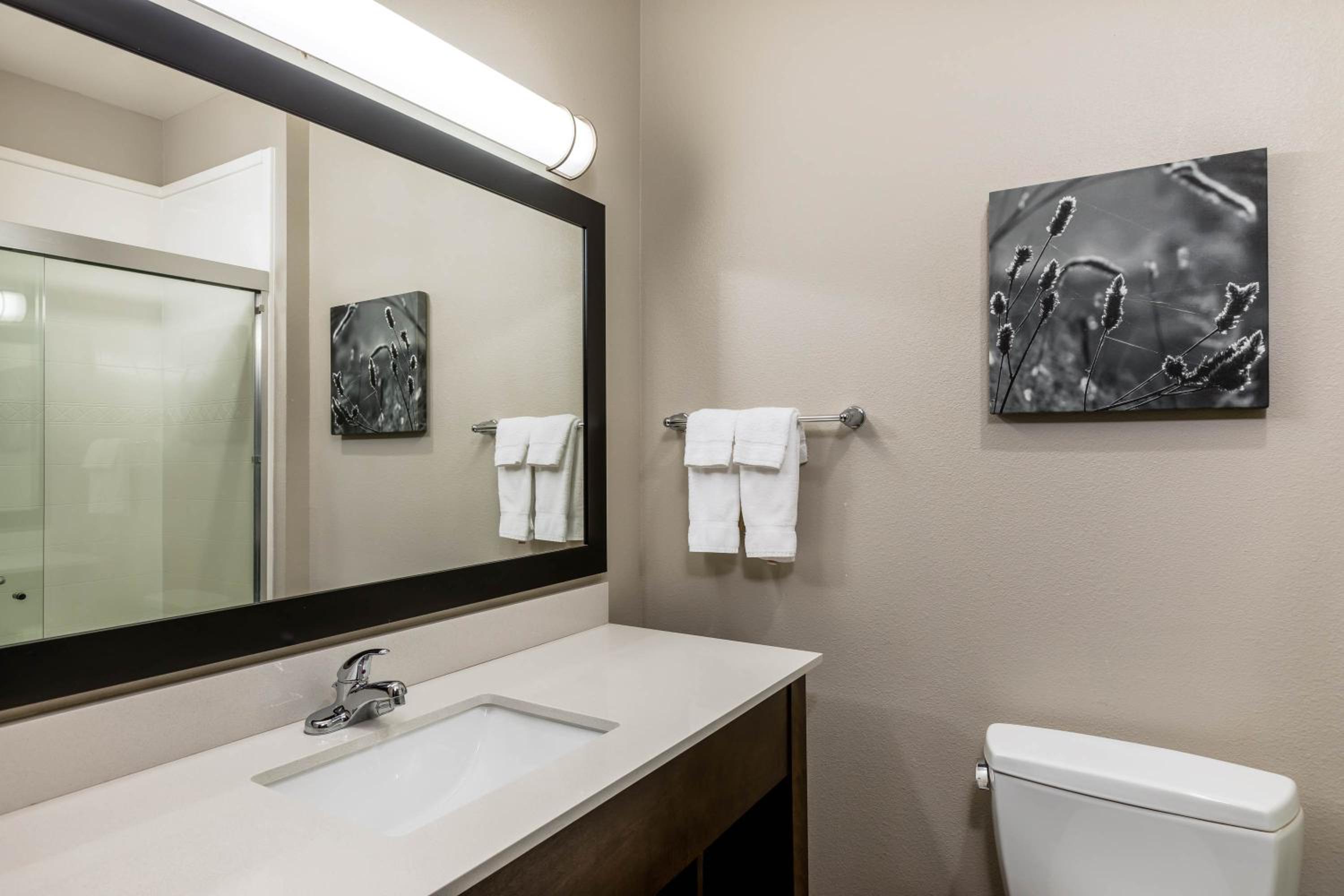 Quadruple Room with Two Queen Beds and Roll-In Shower - Disability Access/Non Smoking photo 2