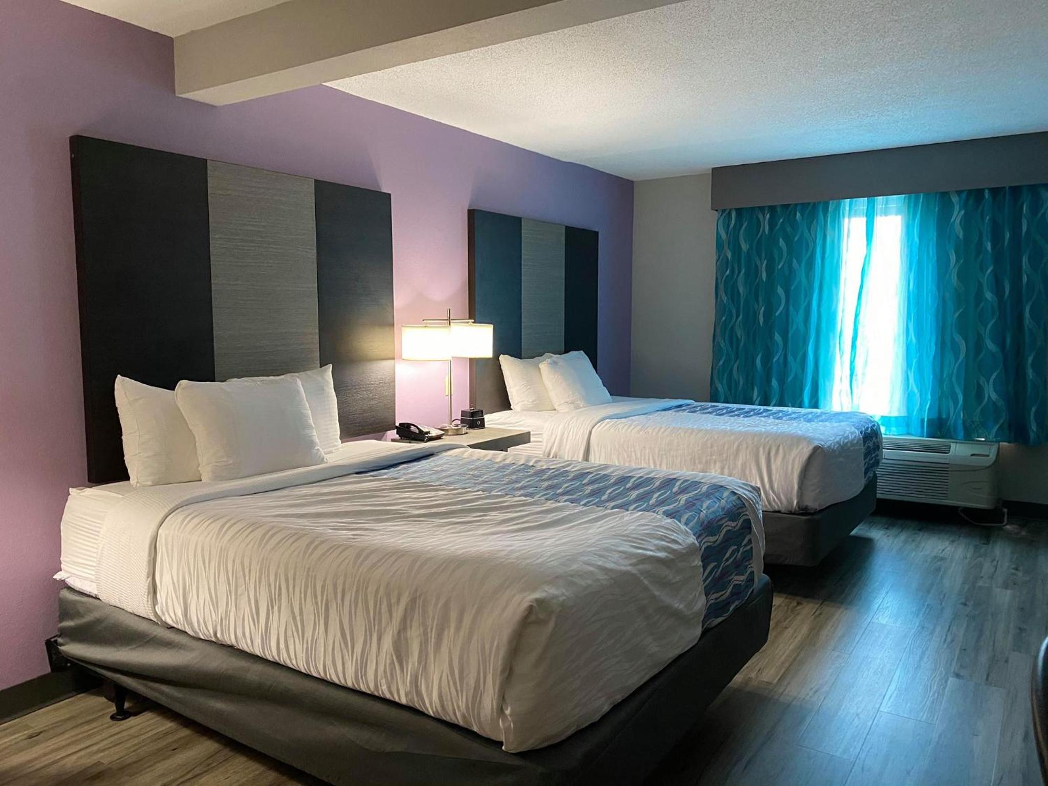 Queen Room with Two Queen Beds - Non-Smoking - Photo 6