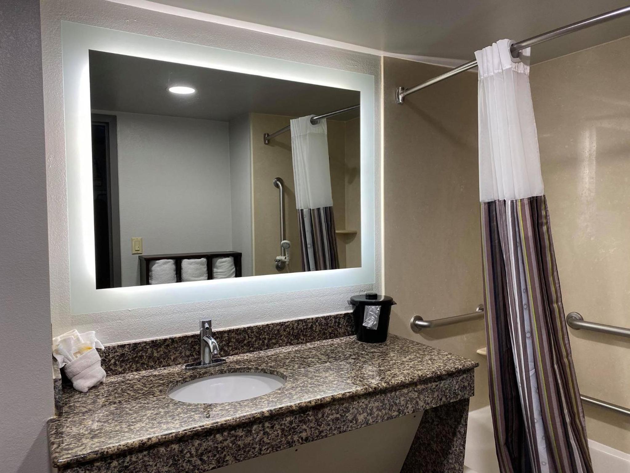 Queen Room with Two Queen Beds - Mobility Access - Photo 7