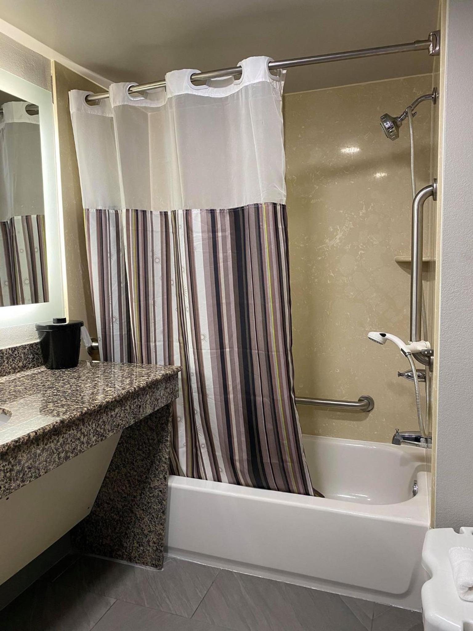 King Room - Disability Access - Photo 5