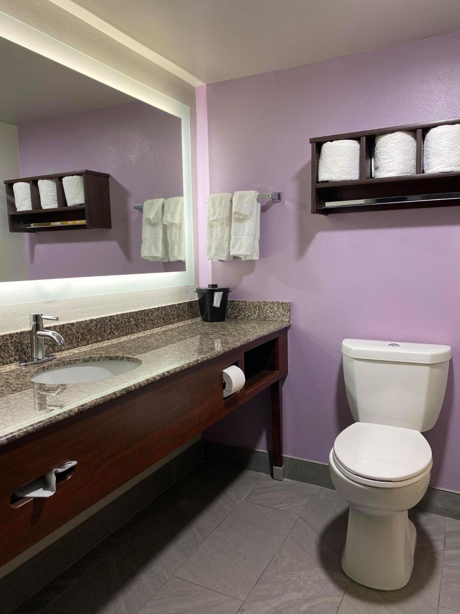 Queen Room with Two Queen Beds - Non-Smoking - Photo 7