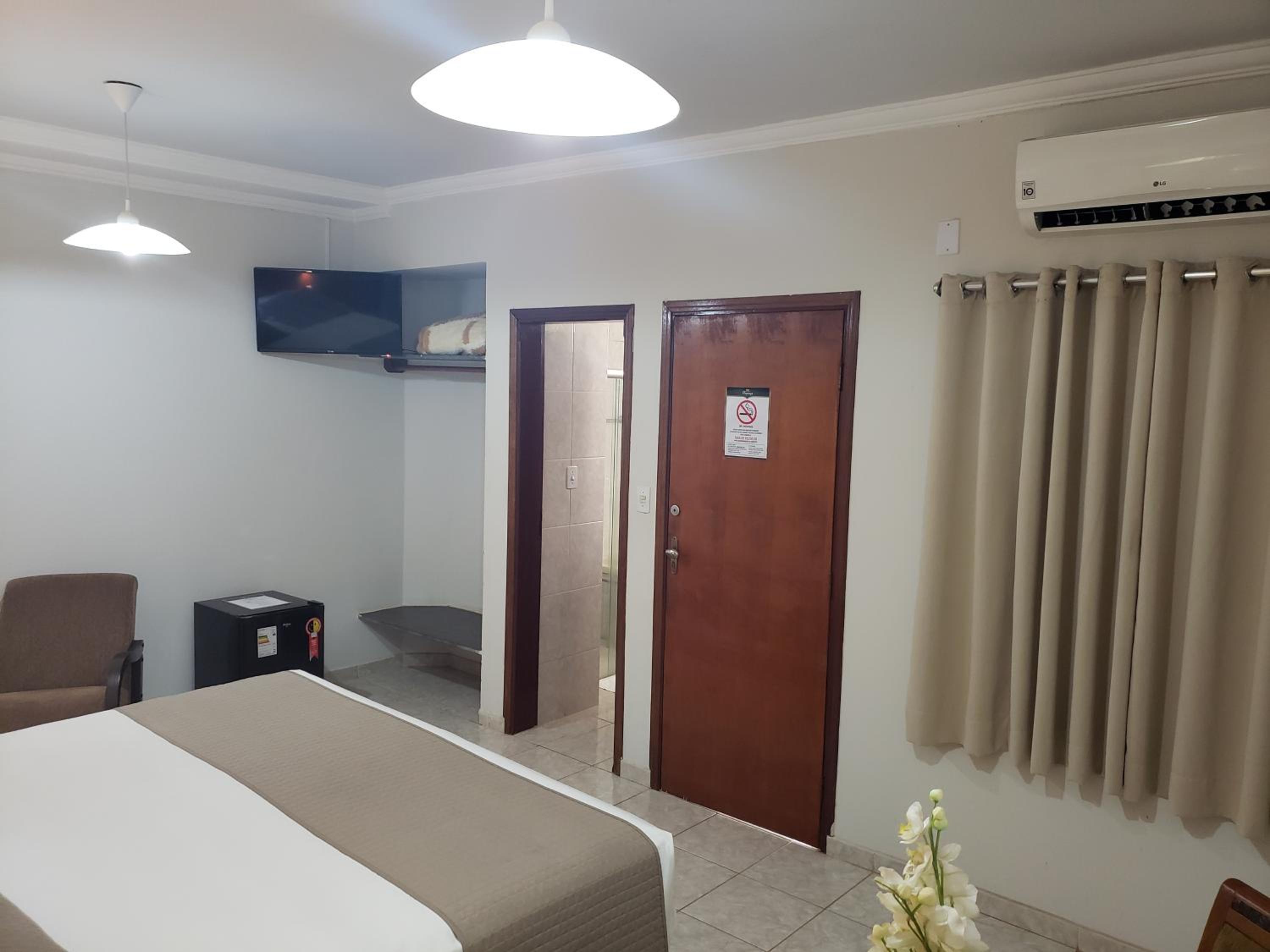 Deluxe King Suite with Spa Bath photo 2