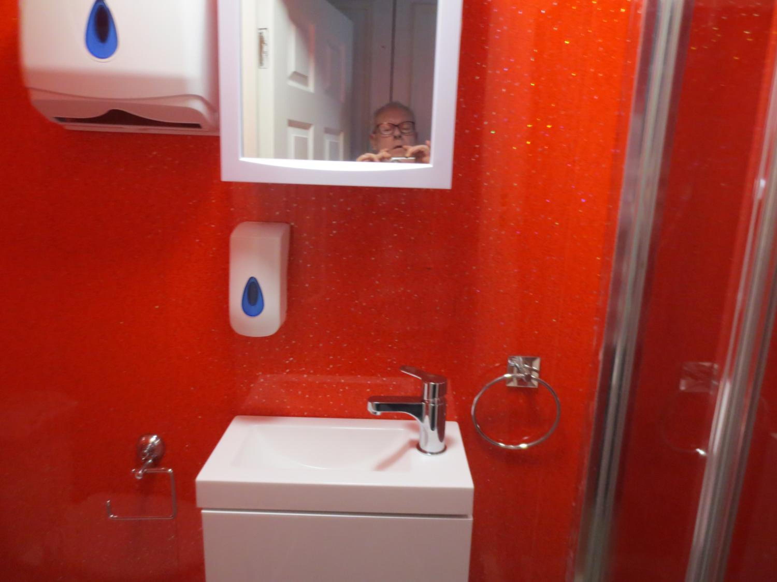 Twin Room with Private Bathroom - Photo 2