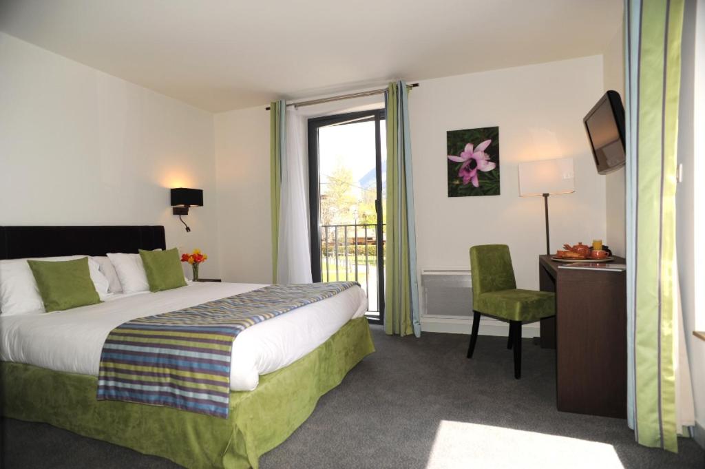 King Room with Roll-In Shower - Disability Access photo 1
