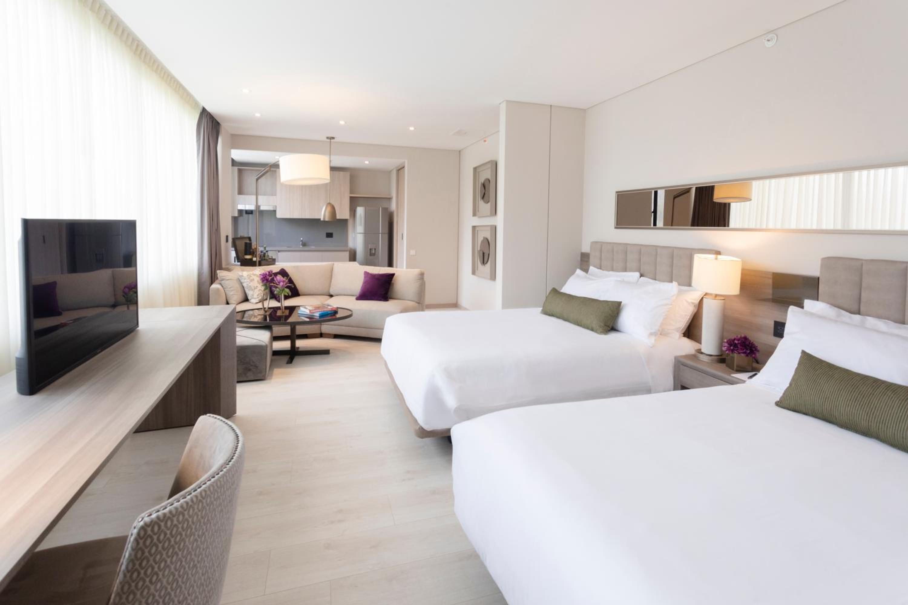 Deluxe Queen Suite