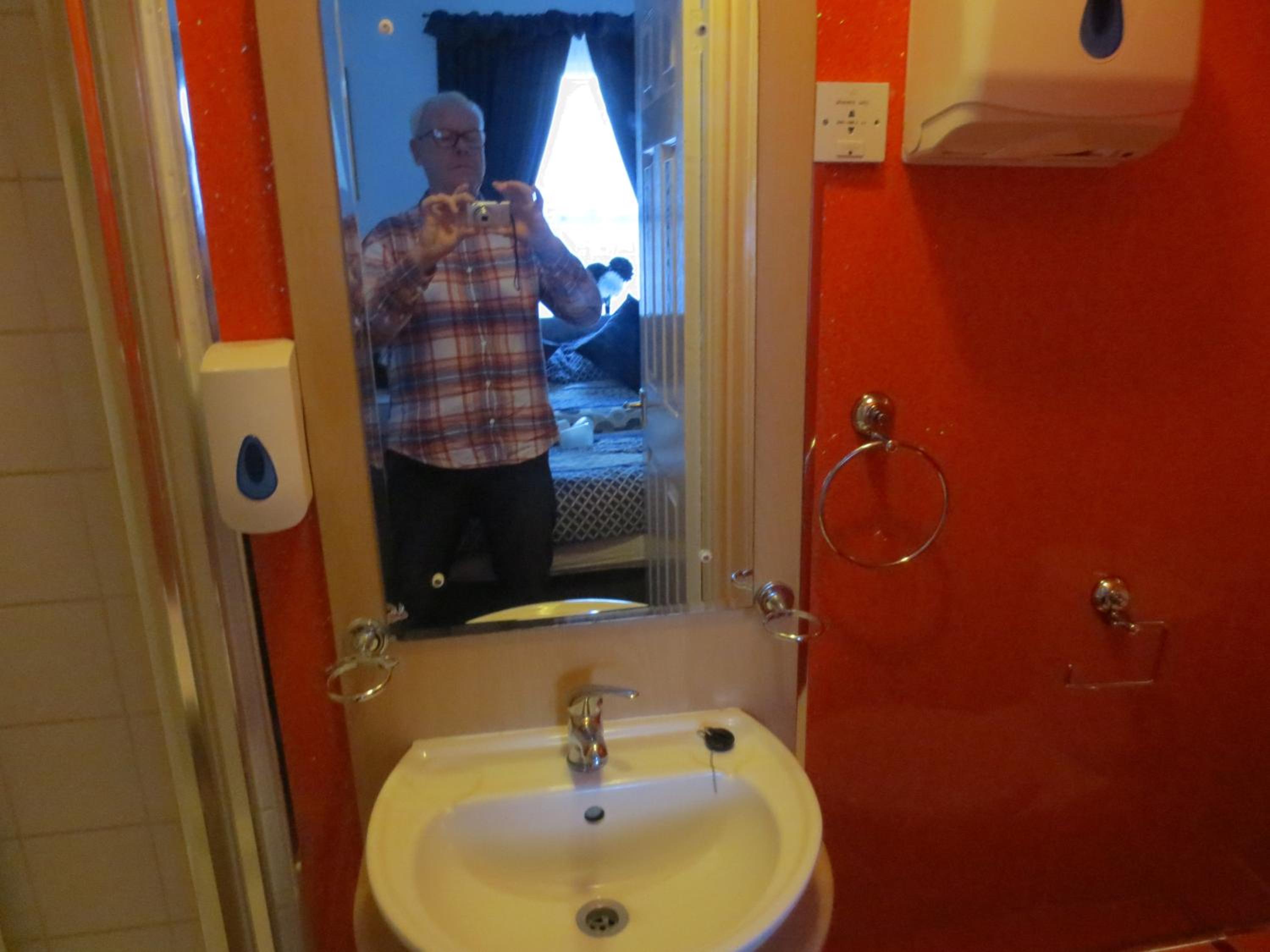 Triple Room with Private Bathroom - Photo 9