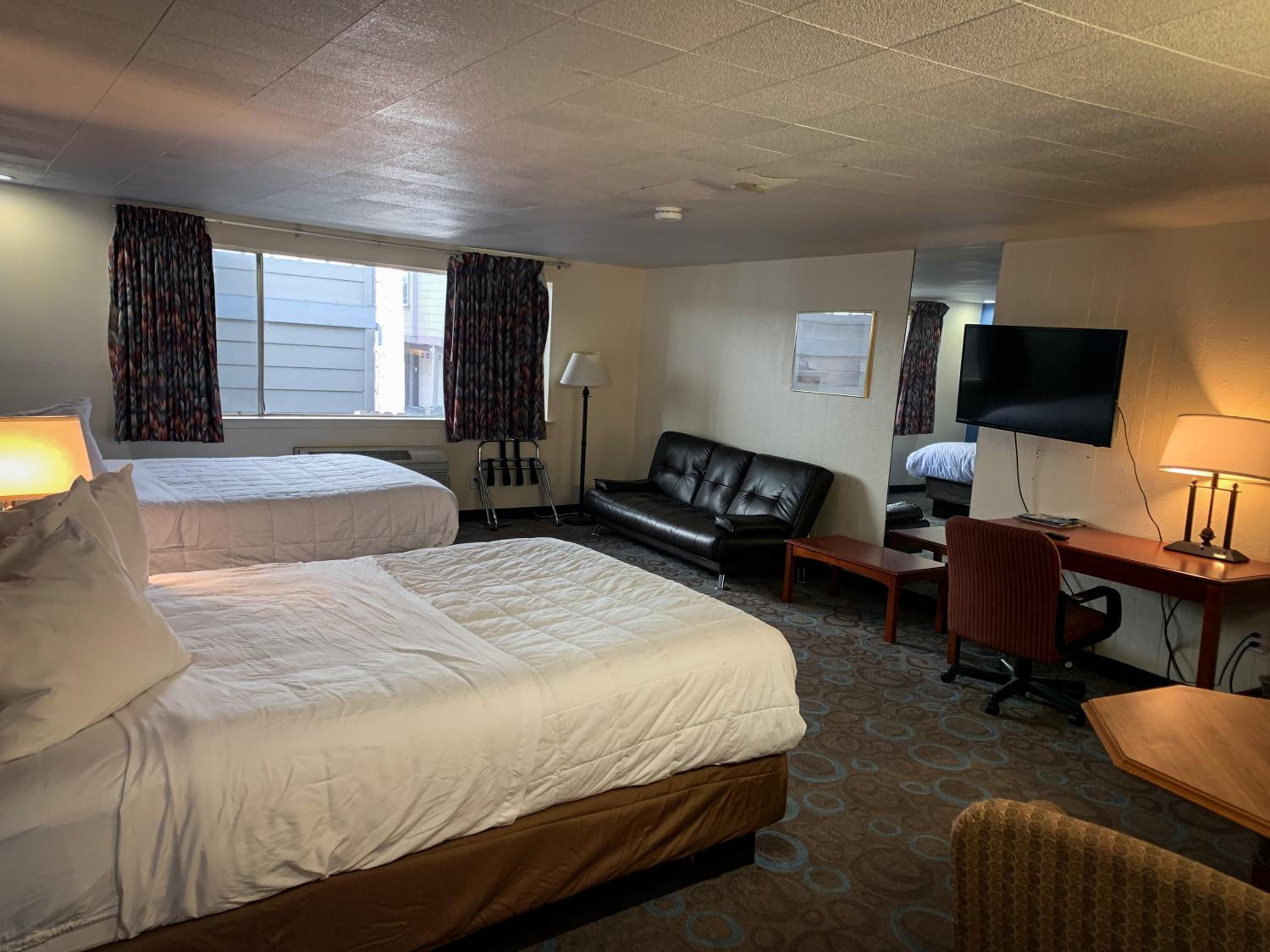 Queen Room with Two Queen Beds - Photo 4
