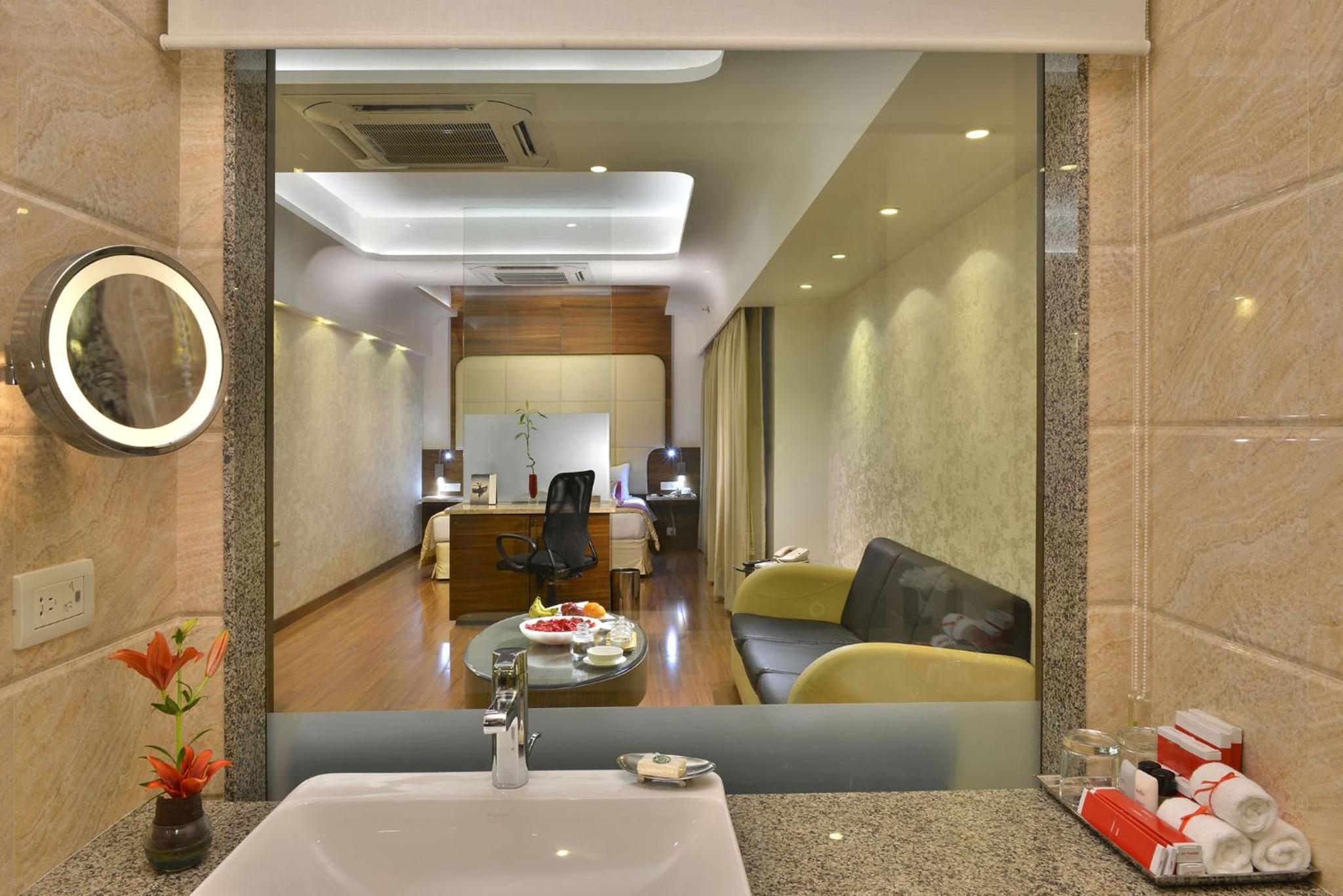 Executive Suite Queen Bed with City View - Complimentary 01 way Airport transfer - Photo 2