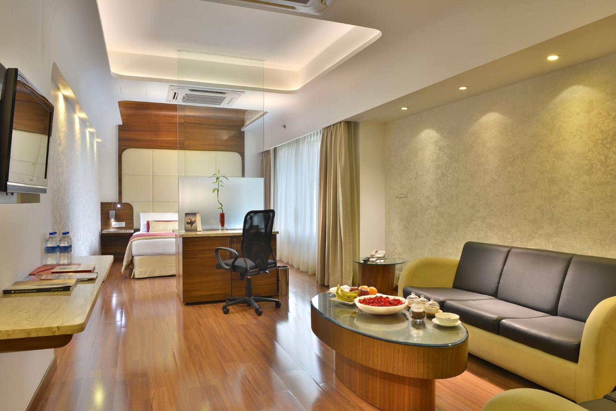 Executive Suite Queen Bed with City View - Complimentary 01 way Airport transfer - Photo 1
