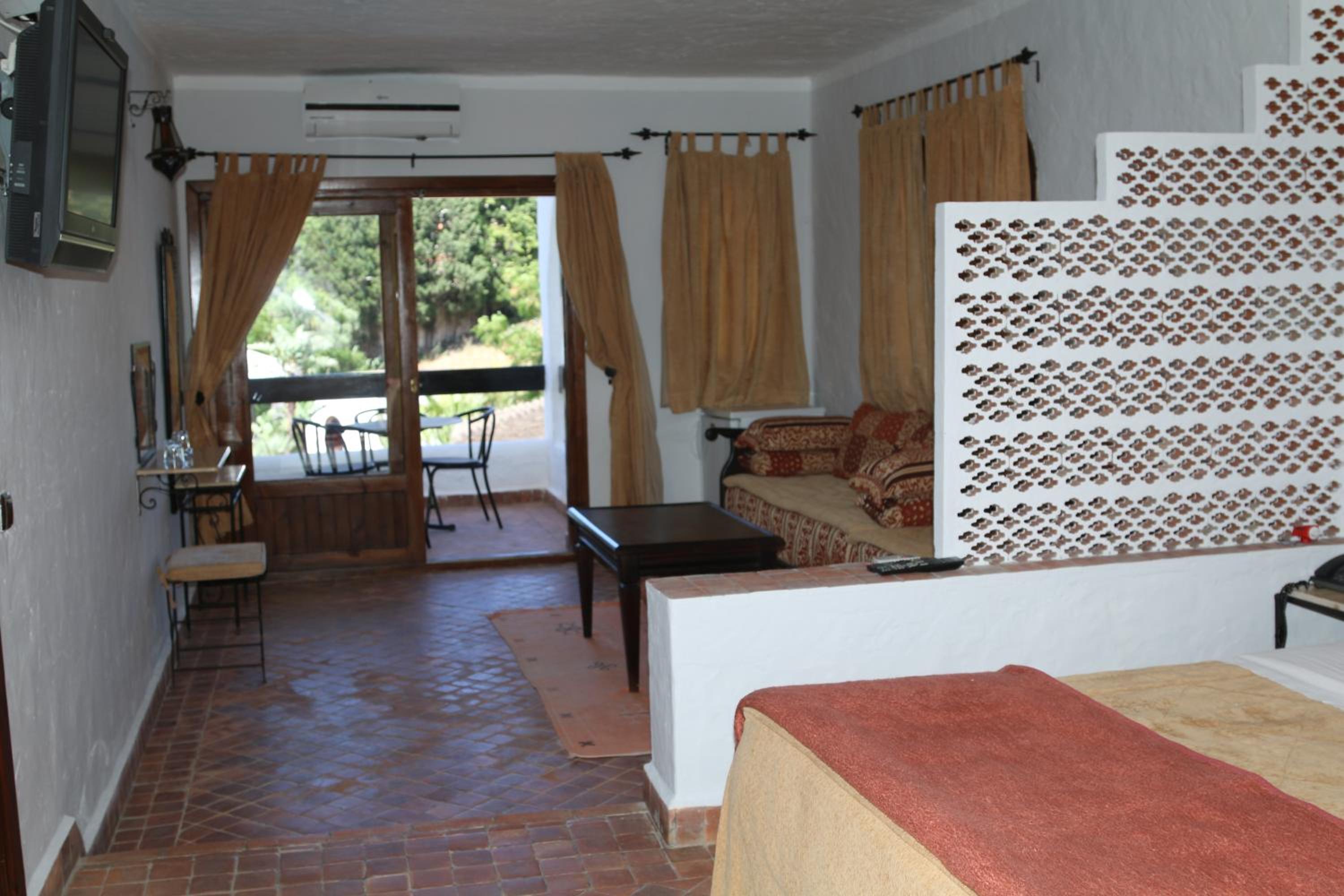 Family Suite (2 Adults + 1 Children)