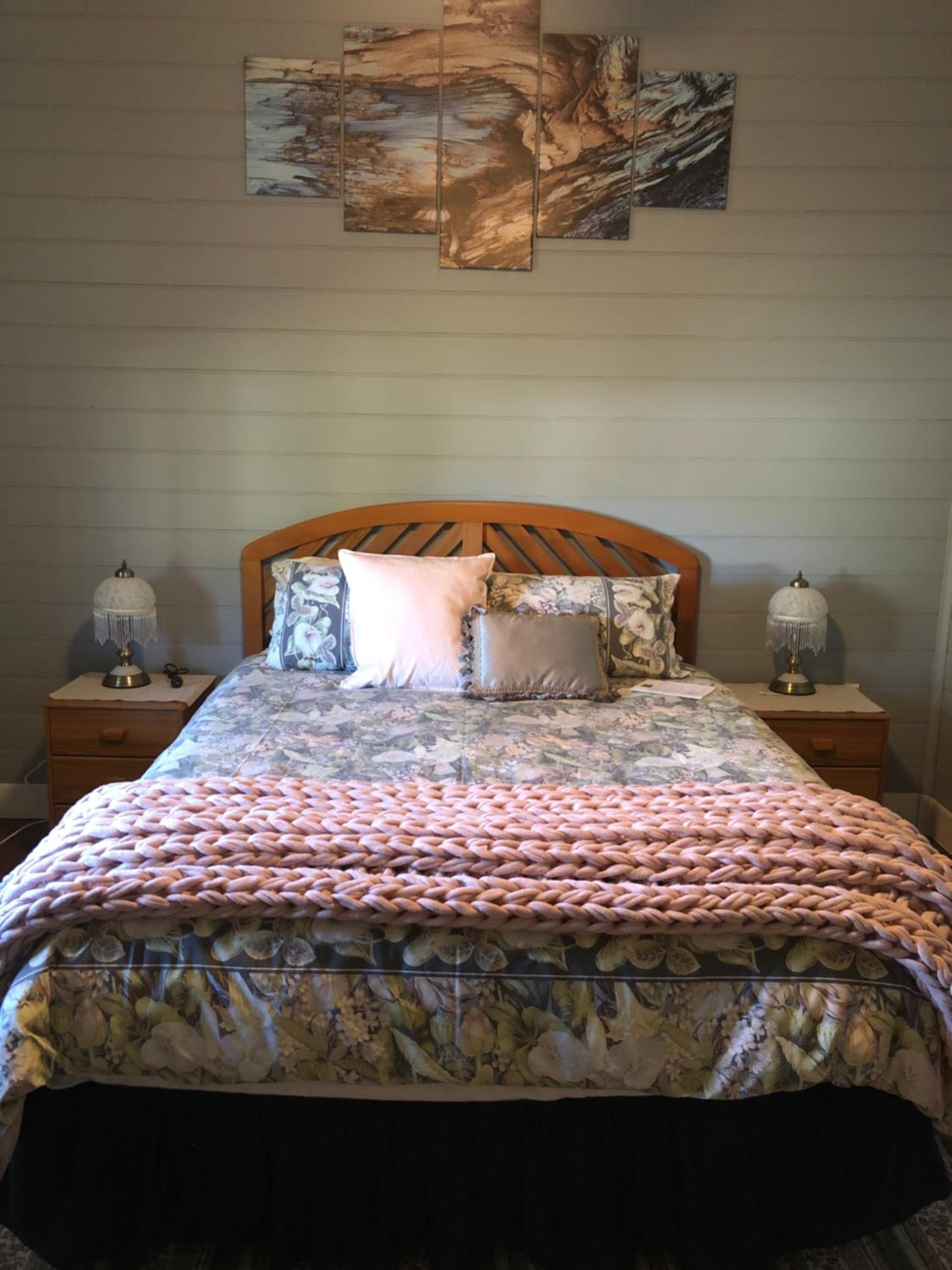 Queen Room with Shared Bathroom photo 1