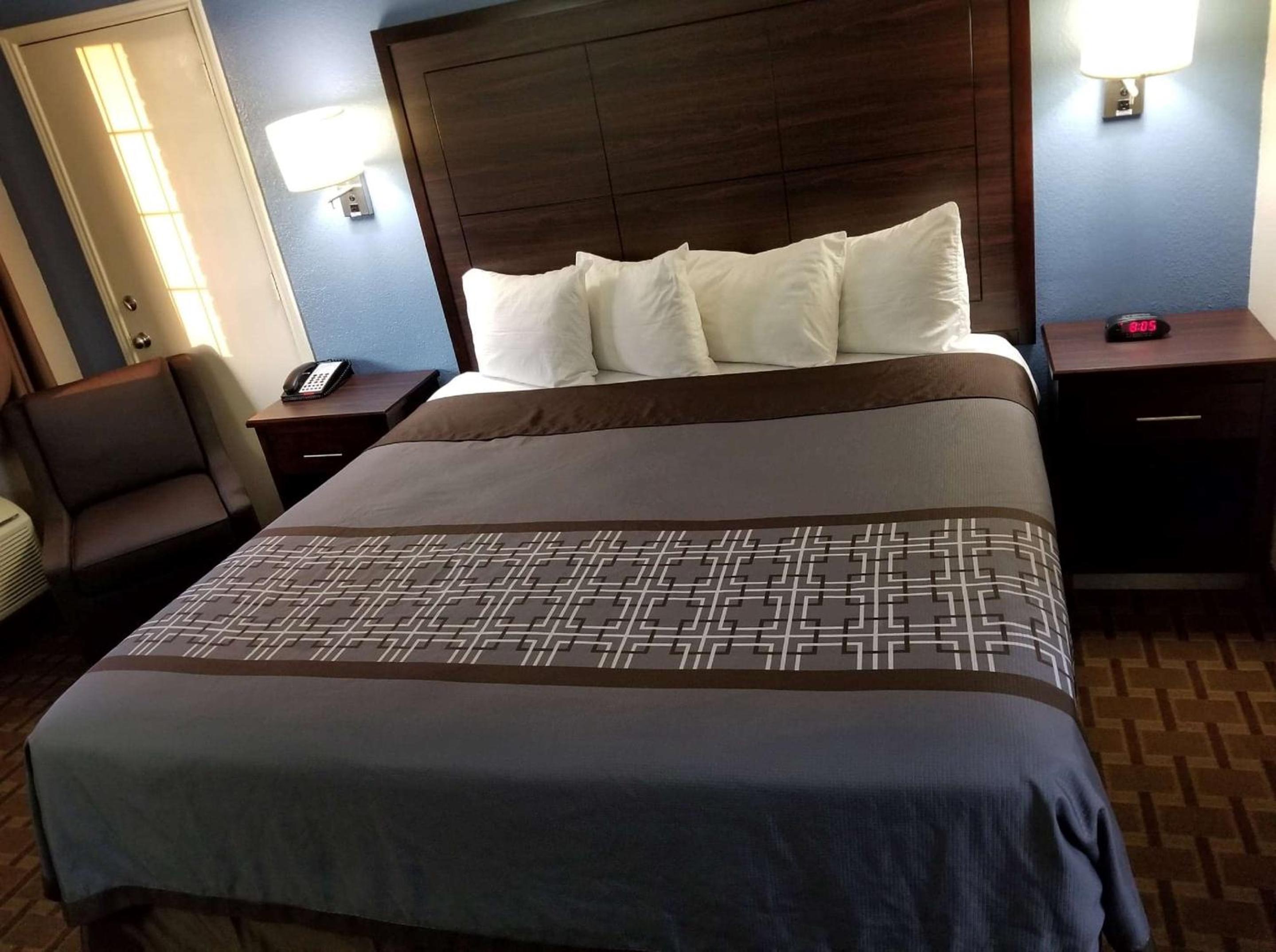 King Room with Bath Tub - Disability Access/Non-Smoking  photo 2