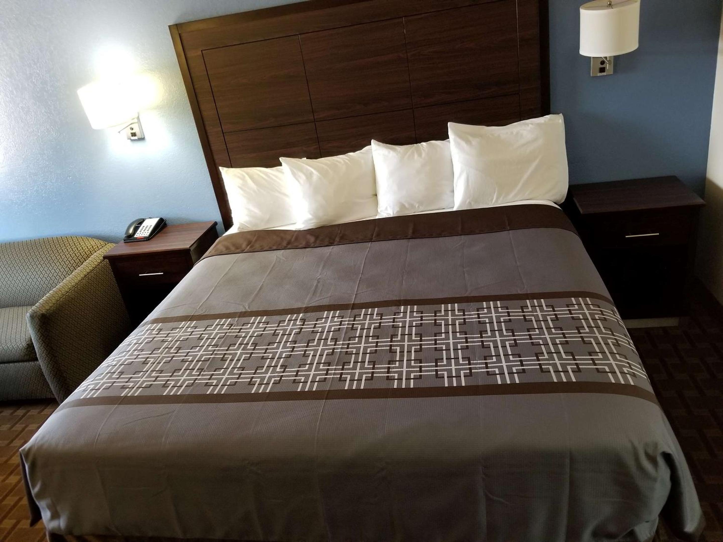 King Room with Bath Tub - Disability Access/Non-Smoking  photo 3