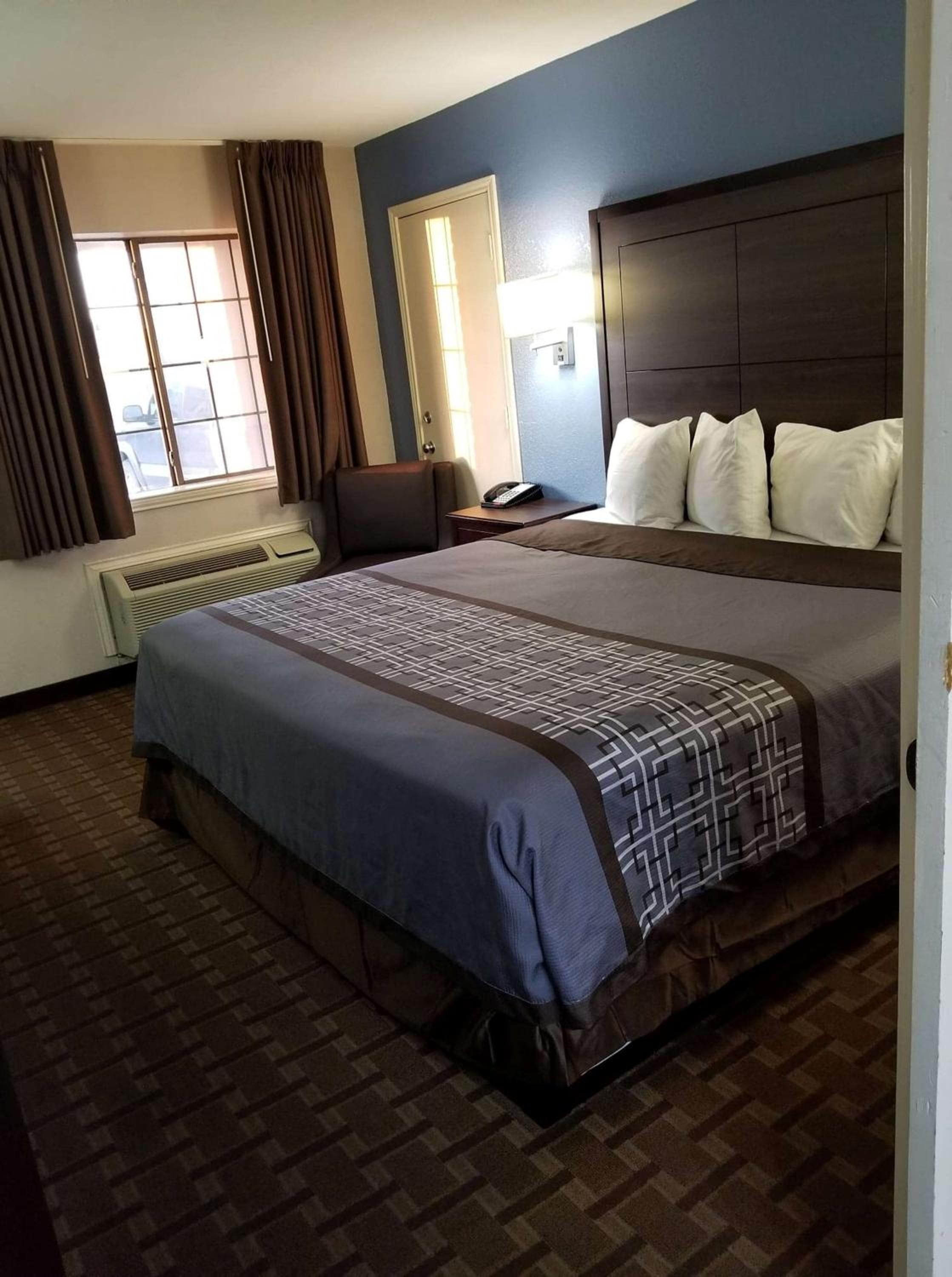 King Room with Bath Tub - Disability Access/Non-Smoking  photo 1