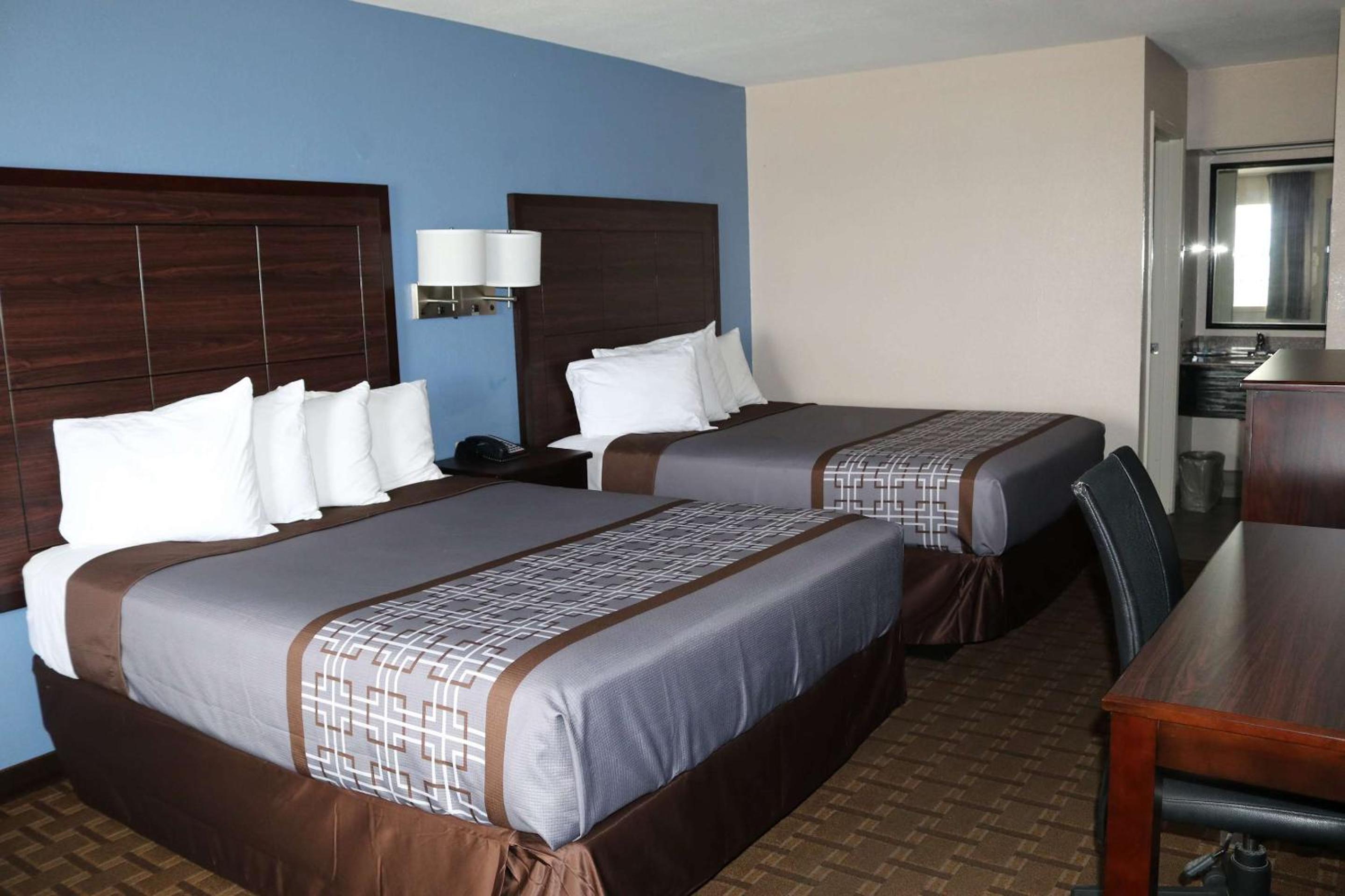 Queen Room with Two Queen Beds - Non-Smoking photo 2