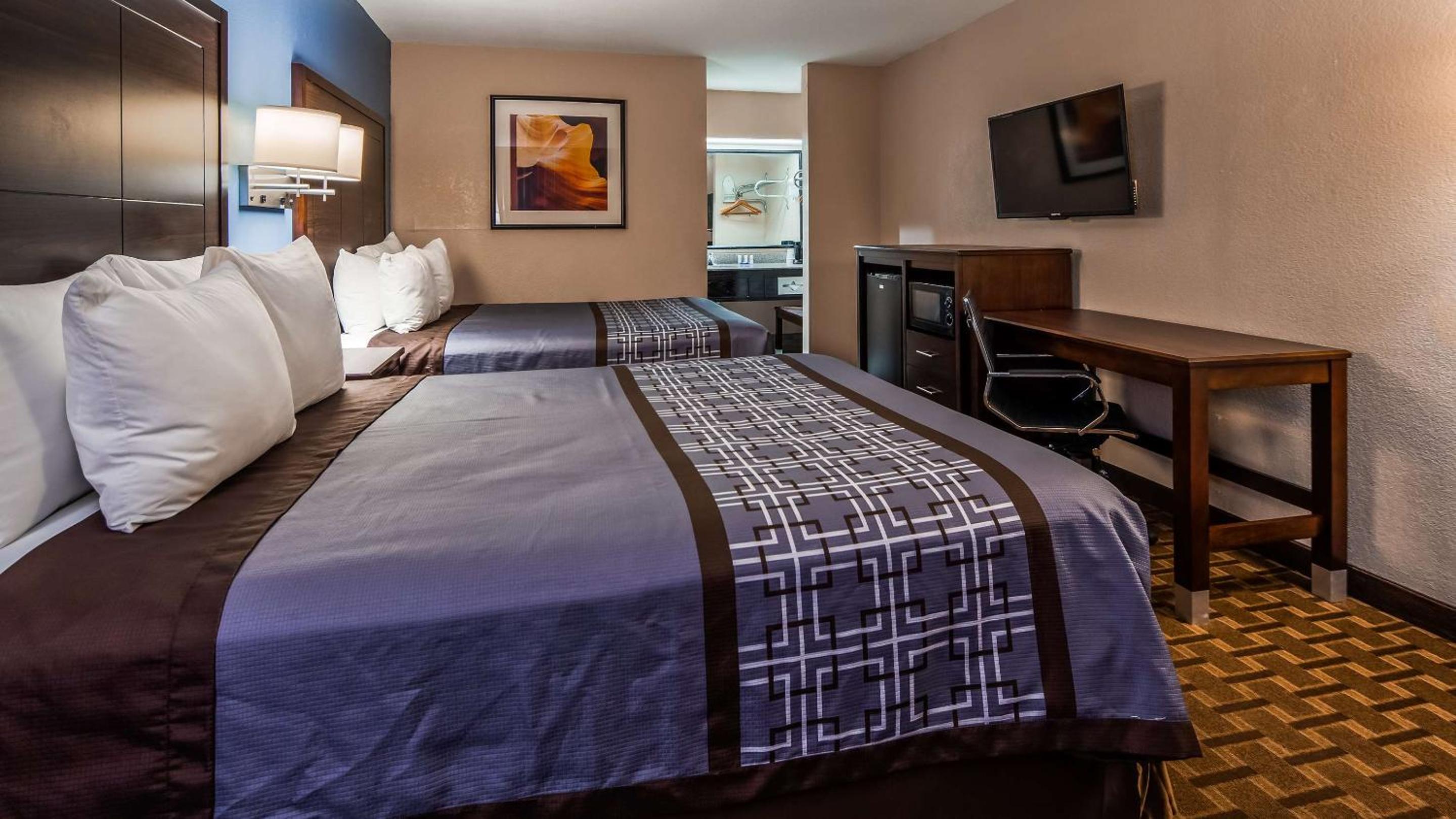 Queen Room with Two Queen Beds - Non-Smoking photo 3