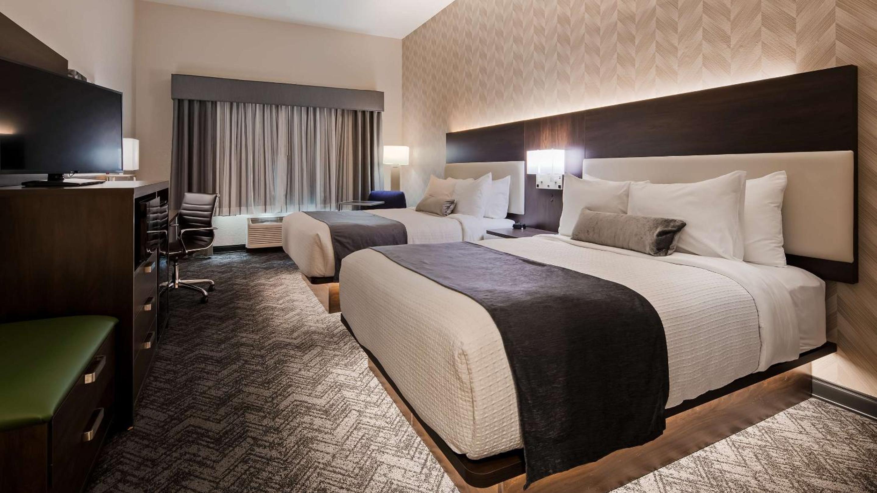Queen Room with Two Queen Beds - Photo 4